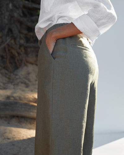 Linen pants Naples in Dark green | MagicLinen modelBoxOn2