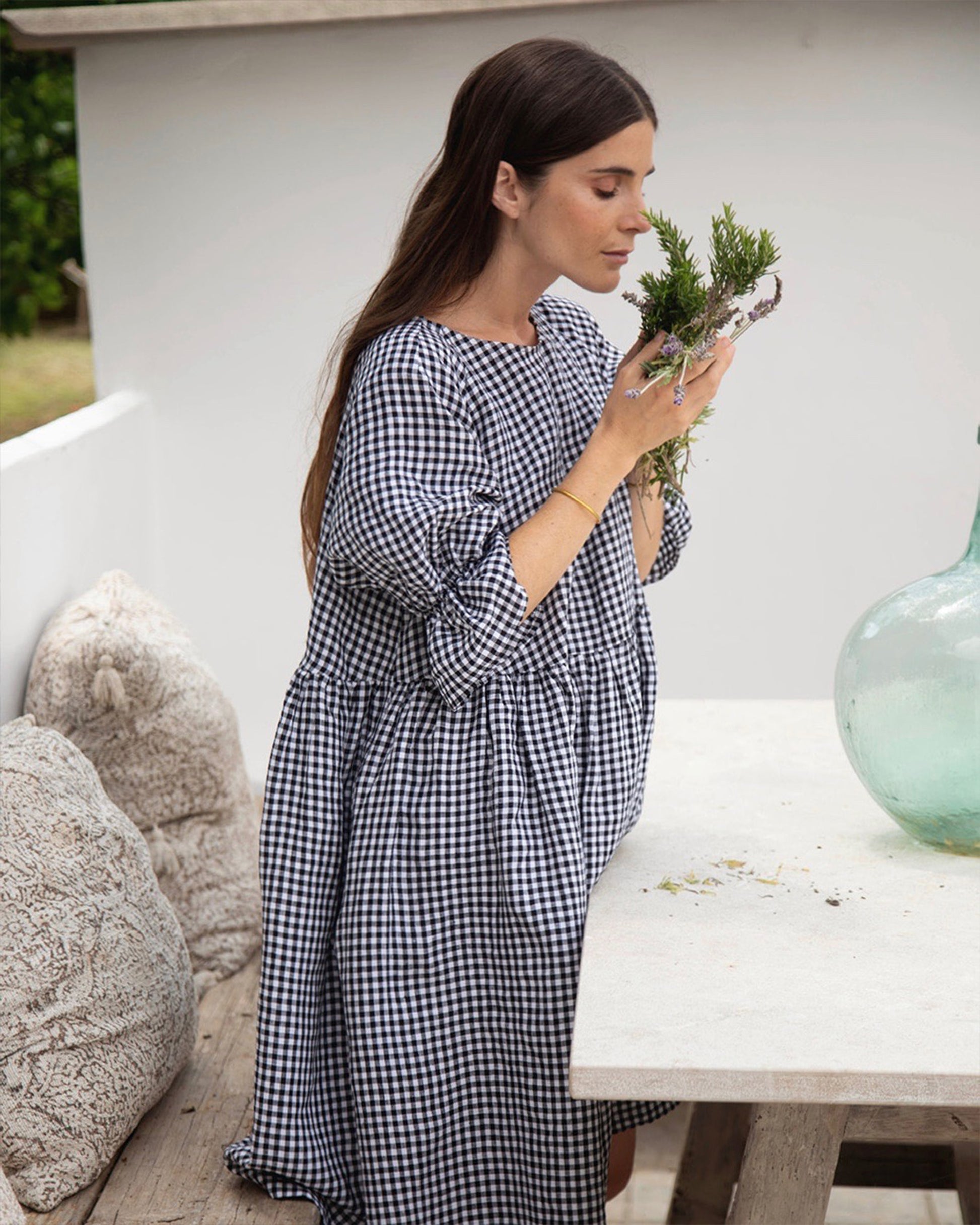 Voluminses Leinenkleid NERJA in Schwarzem Gingham | MagicLinen Voluminses Leinenkleid NERJA in Schwarzem Gingham | MagicLinen