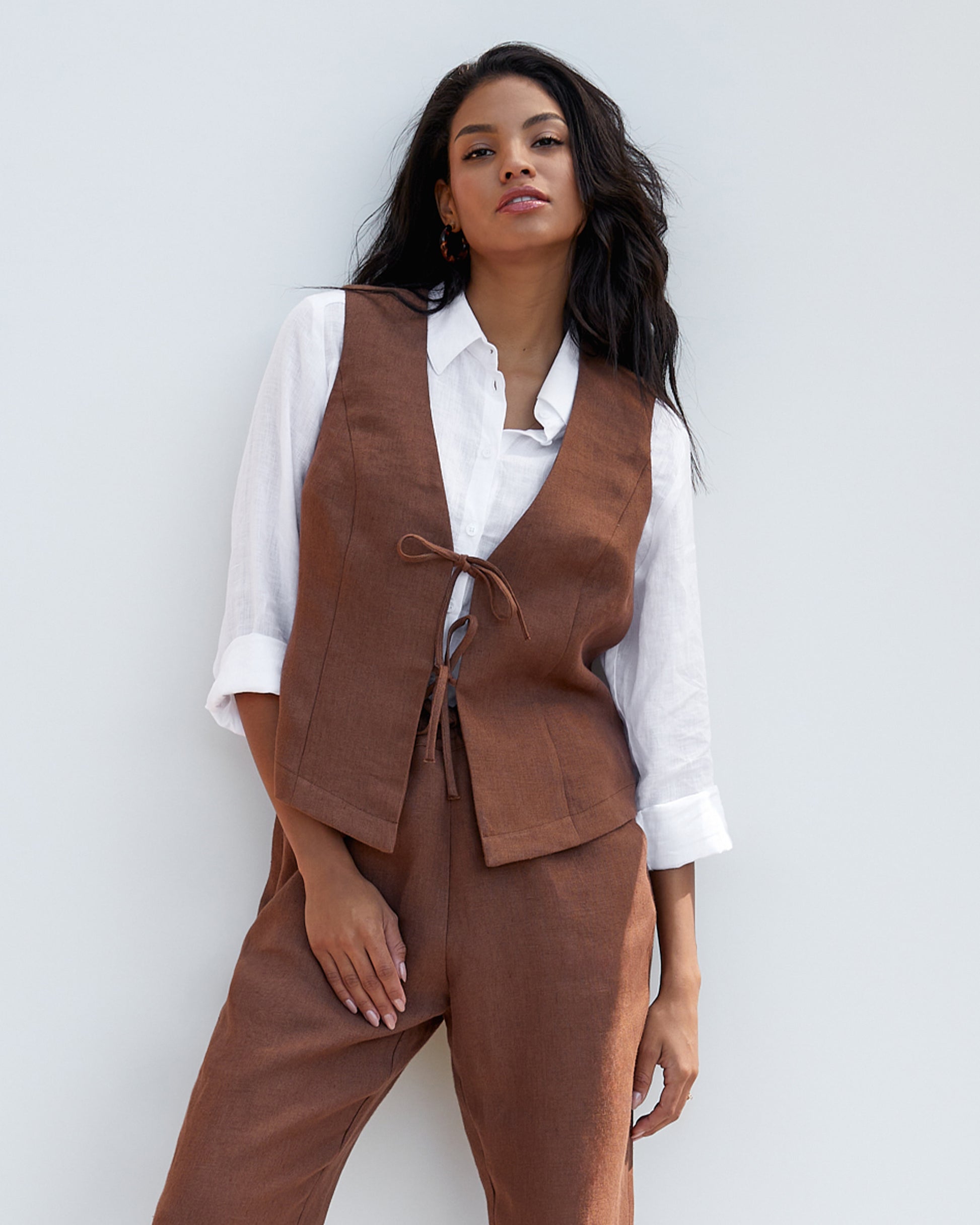 Linen vest with ties SEDILO in Cacao brown | MagicLinen modelBoxOn