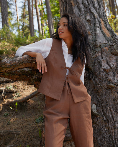 Linen vest with ties SEDILO in Cacao brown | MagicLinen modelBoxOn