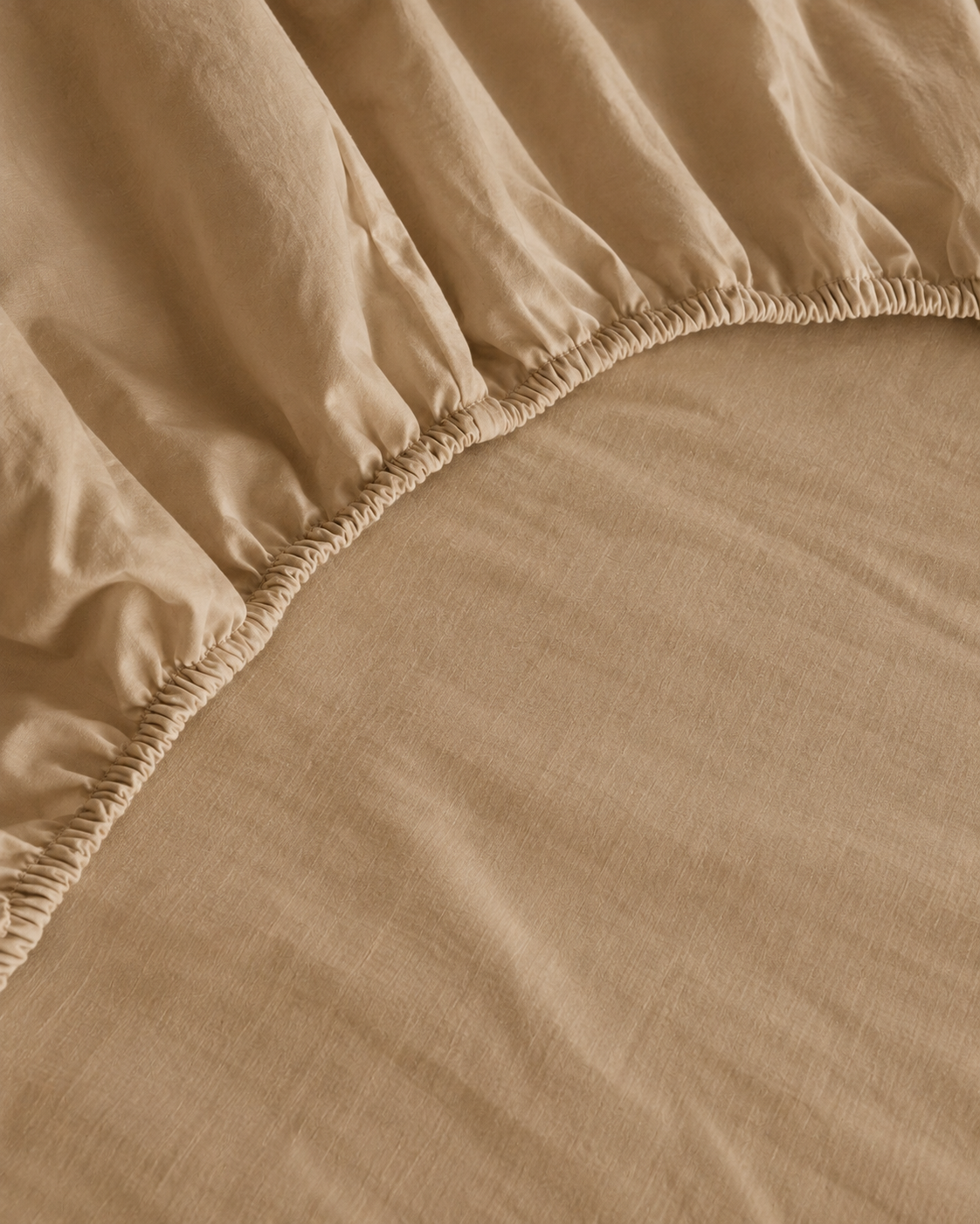Percale fitted sheet in Toffee beige
