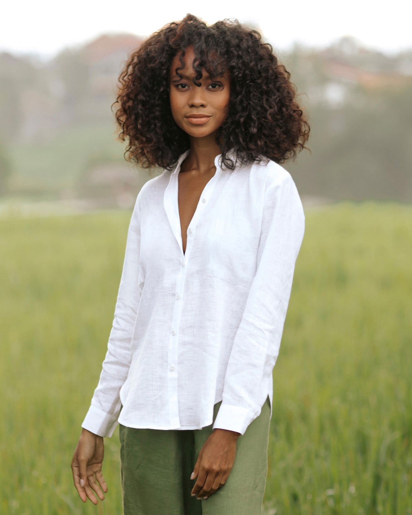 Barcelona White Linen shirt | MagicLinen modelBoxOn2