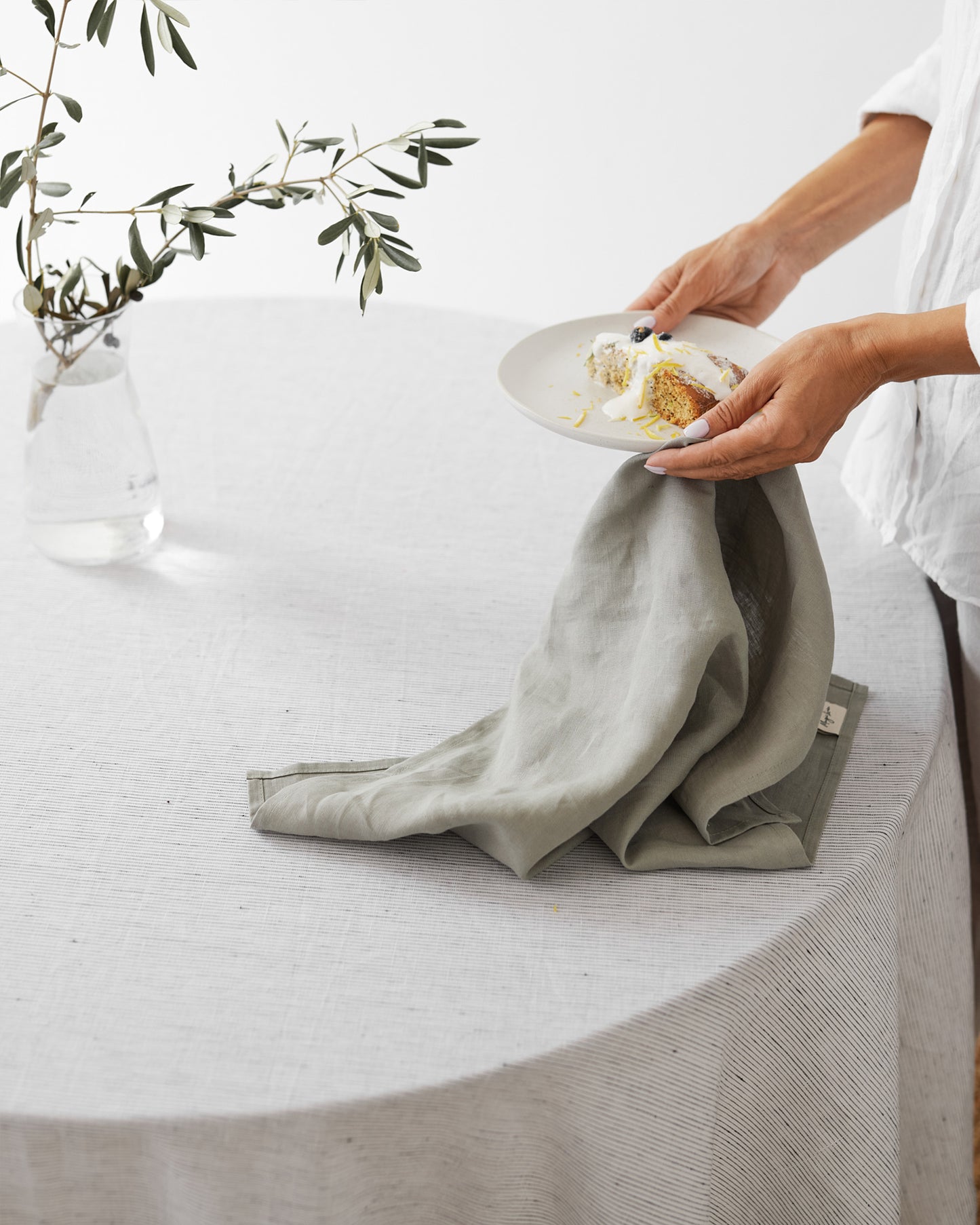 Round linen tablecloth in Pinstripe black