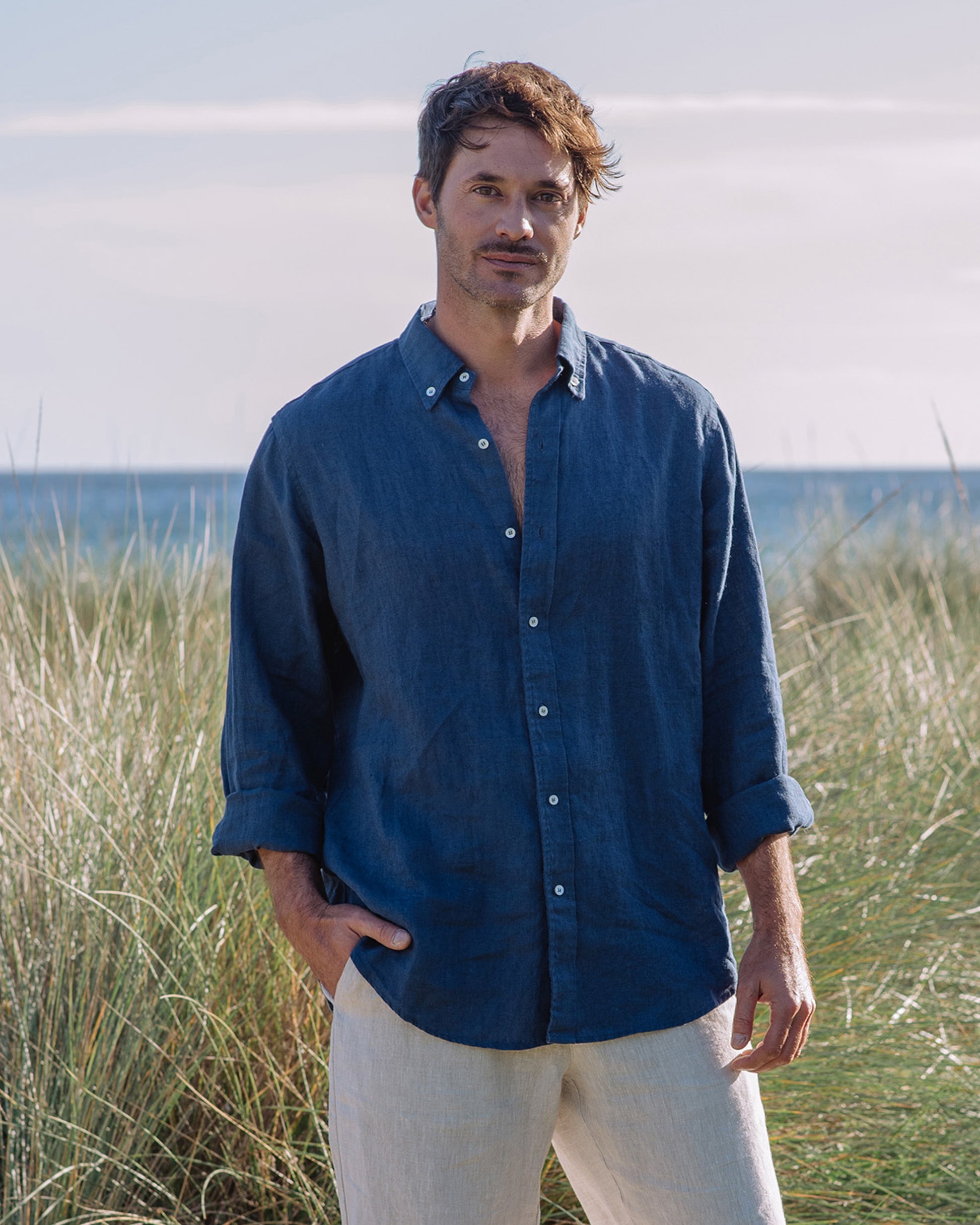 Men's Linen Shirt BOSTON in Deep navy blue | MagicLinen modelBoxOn2