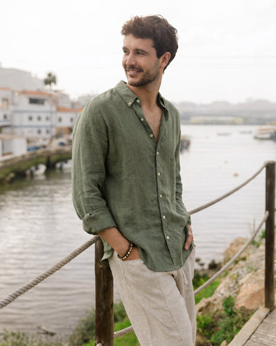 Men's Linen Shirt BOSTON in Mist green | MagicLinen modelBoxOn2