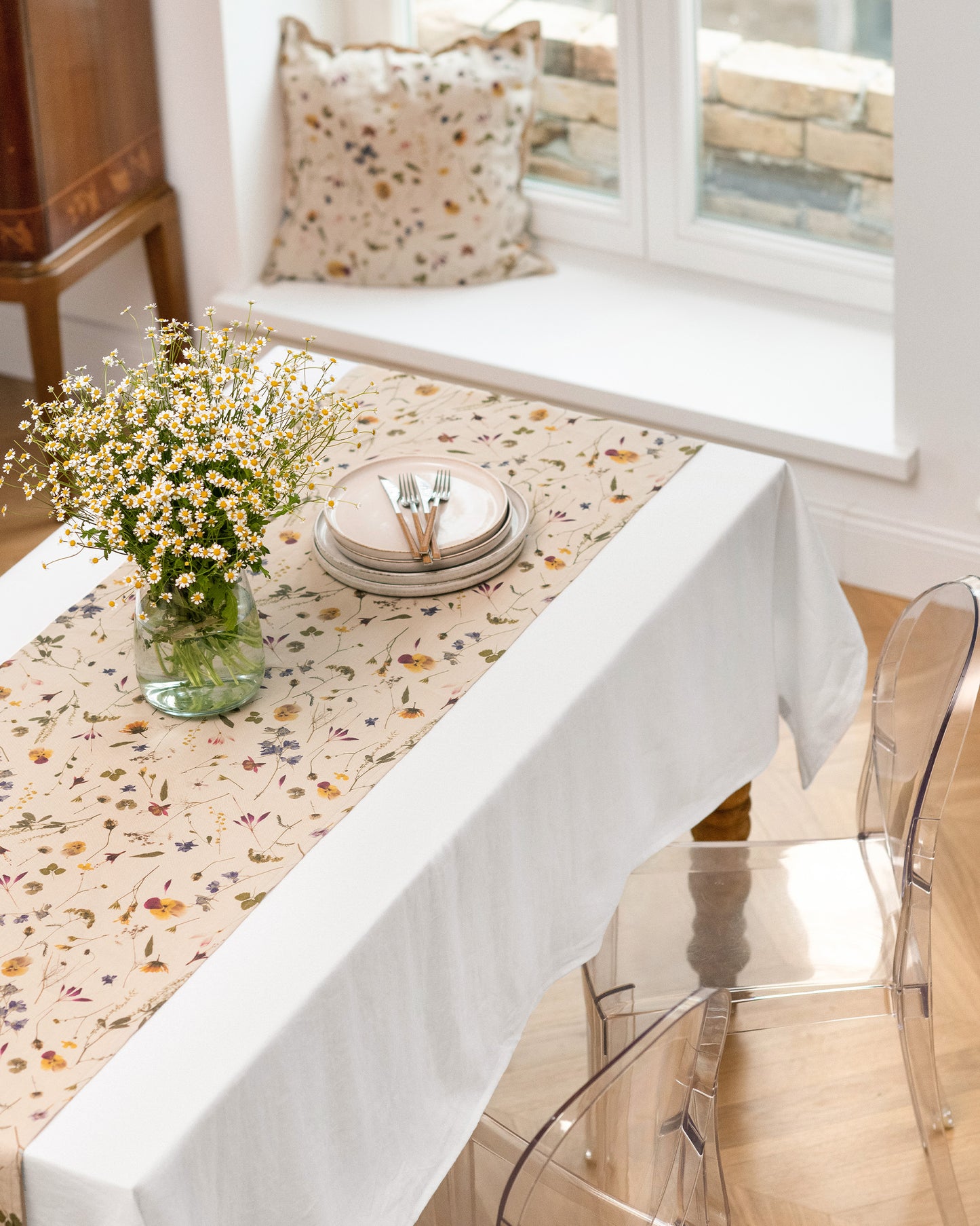 Linen table runner in Botanical print