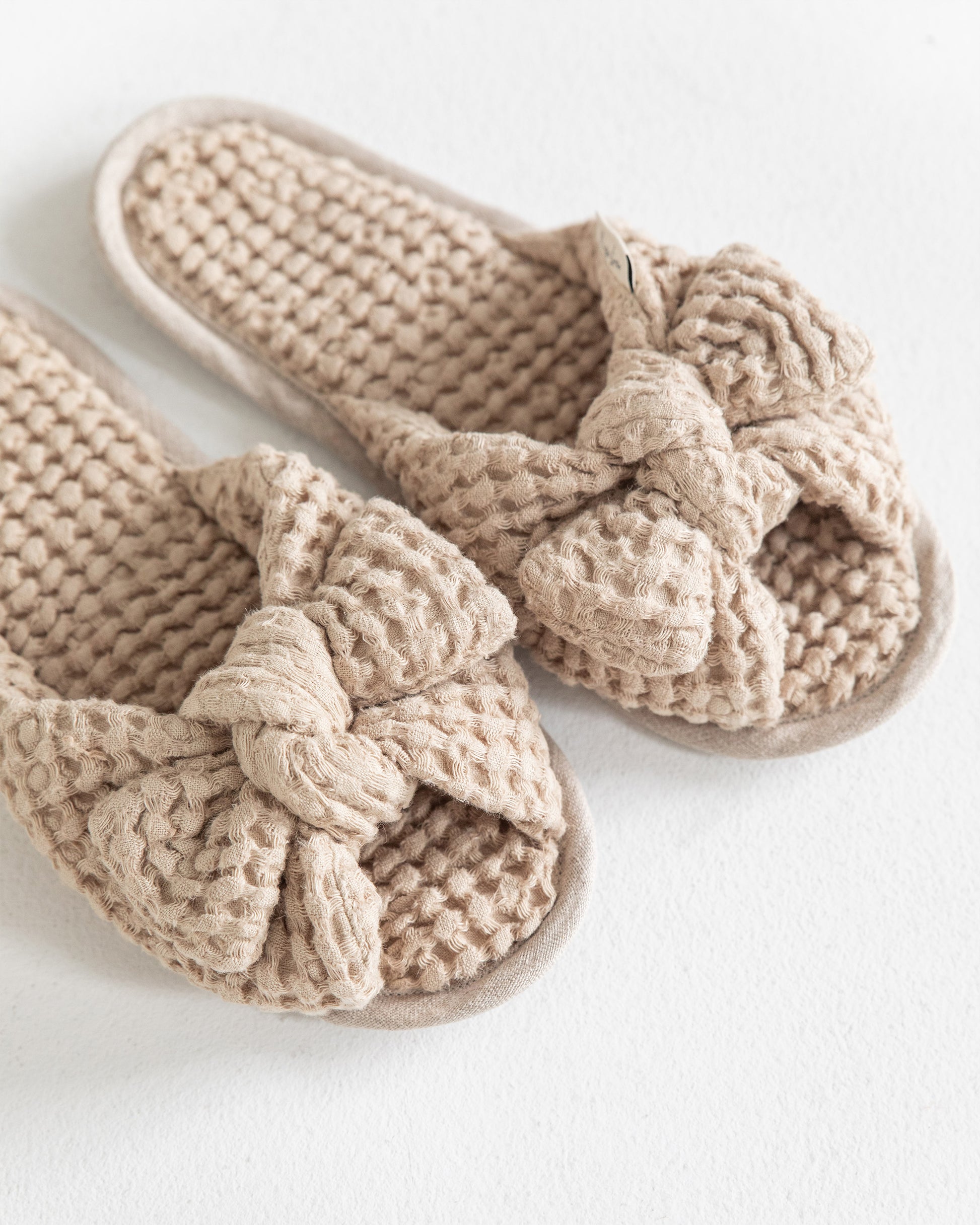 Bow tie waffle linen unisex slippers | Unisex | MagicLinen