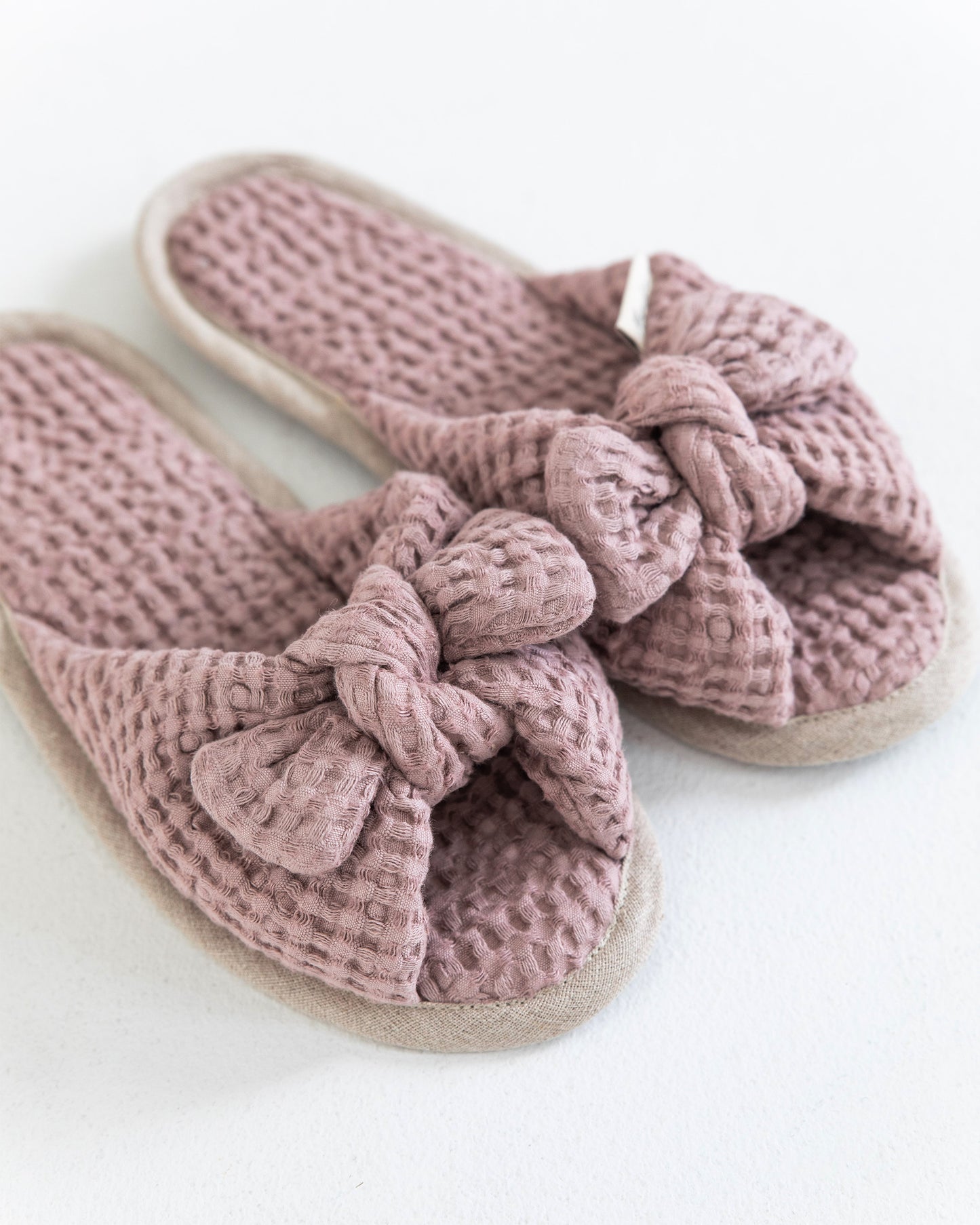 Bow tie waffle linen unisex slippers | Unisex | MagicLinen