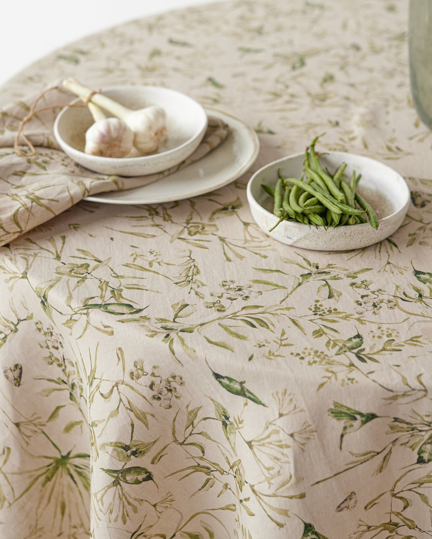 Runde Tischdecke aus Leinen mit botanischem Druck