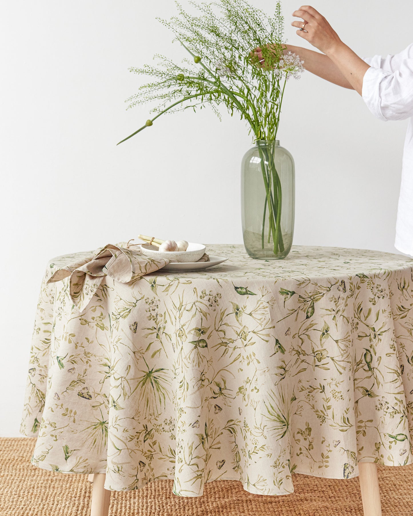 Runde Tischdecke aus Leinen mit botanischem Druck