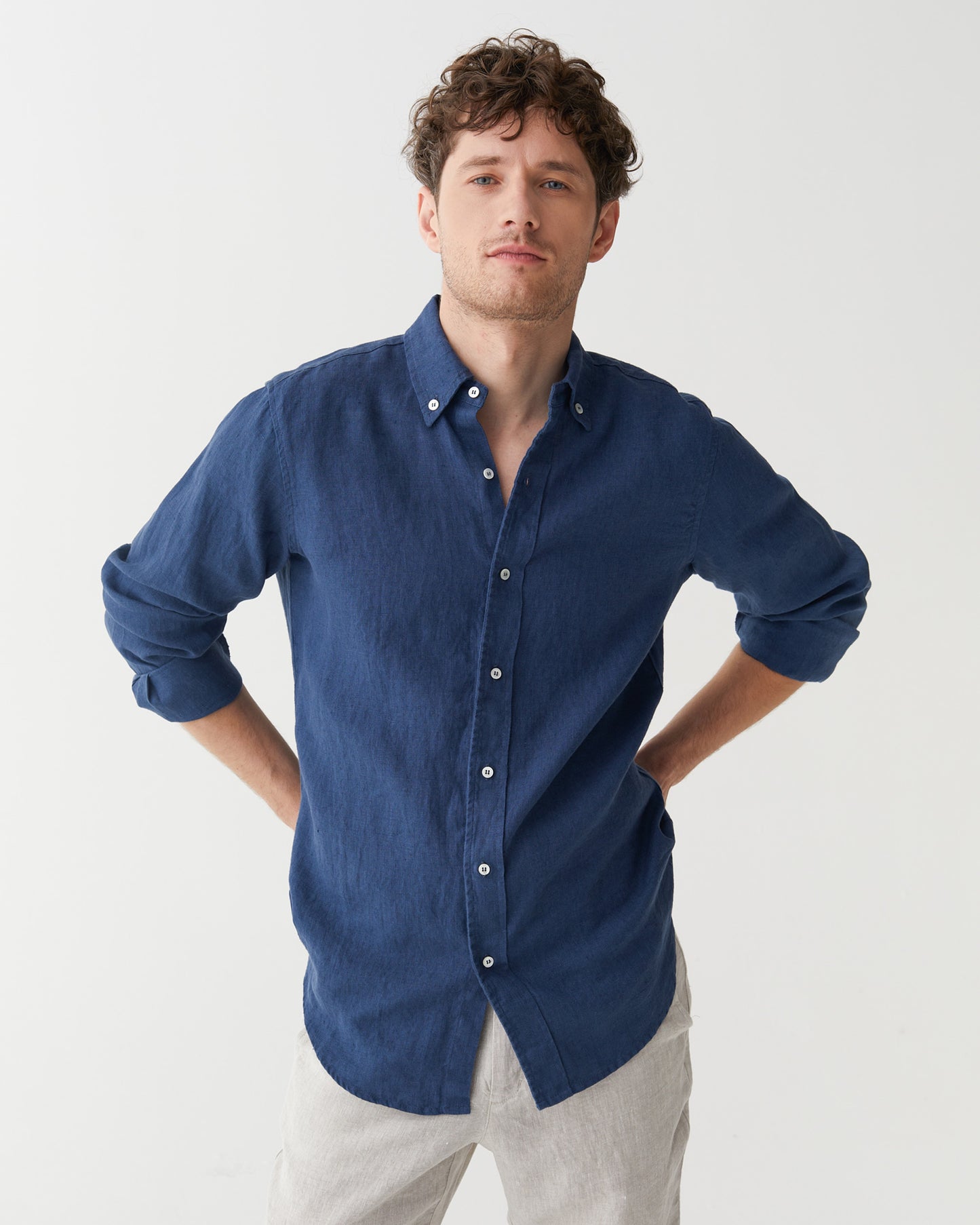 Classic men's linen shirt SINTRA in Deep navy blue | MagicLinen modelBoxOn