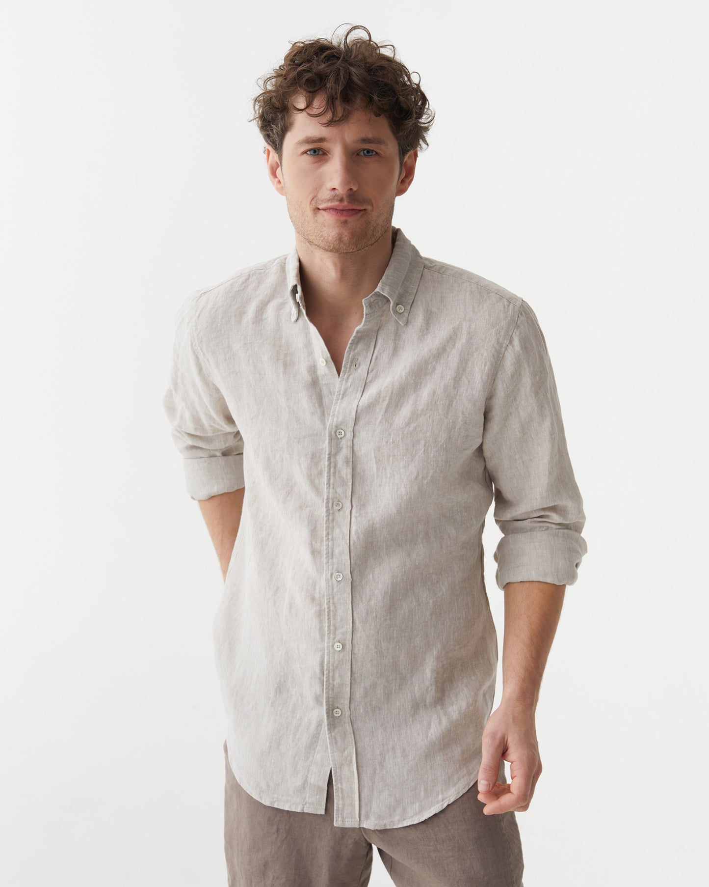 Classic men's linen shirt SINTRA in Natural melange | MagicLinen modelBoxOn