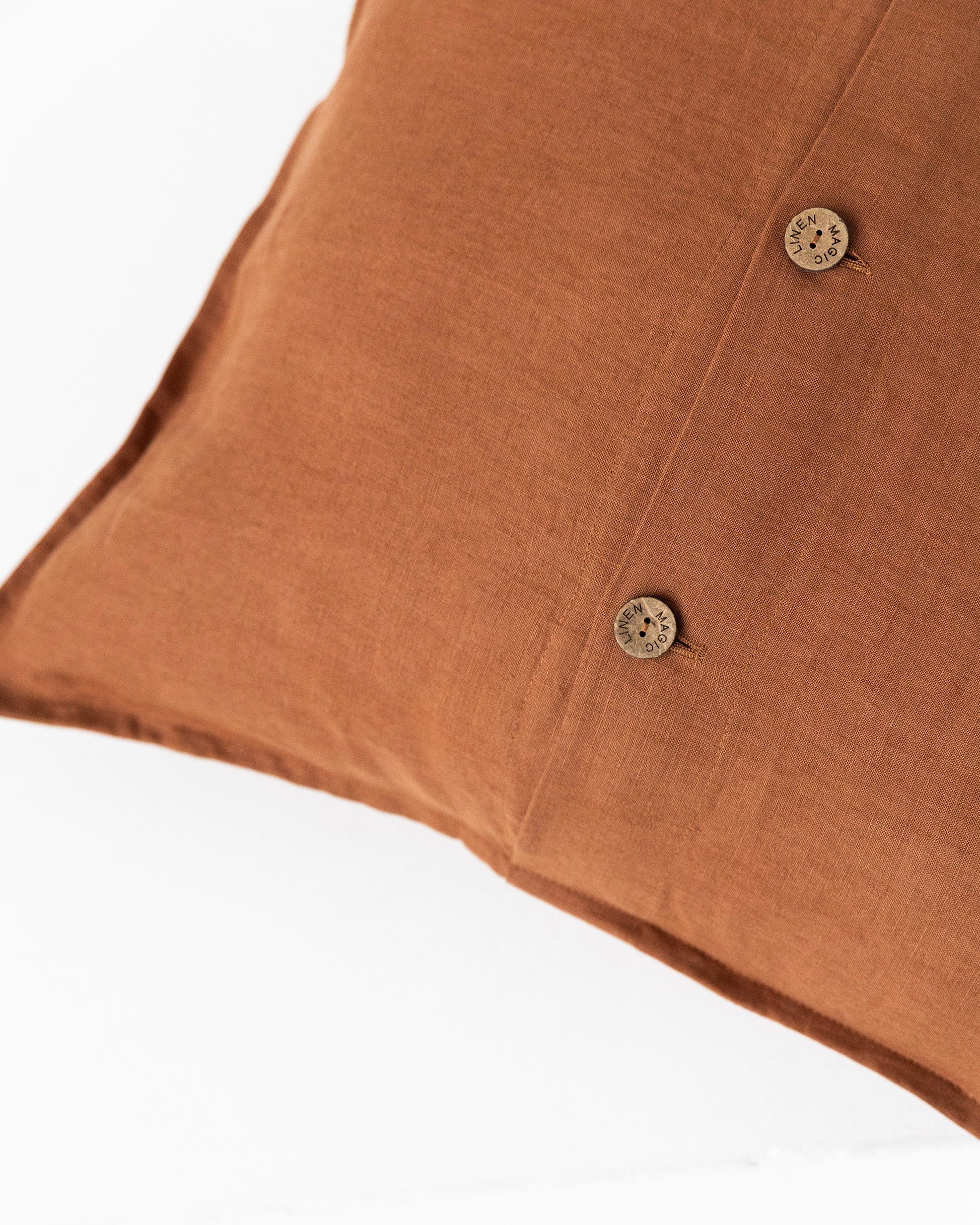 Deco pillow cover with buttons in Cinnamon | MagicLinen