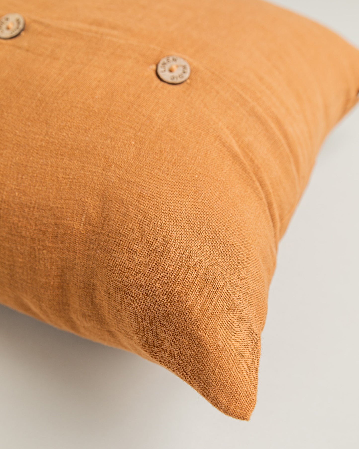 Deco pillow cover with buttons in Cinnamon - MagicLinen