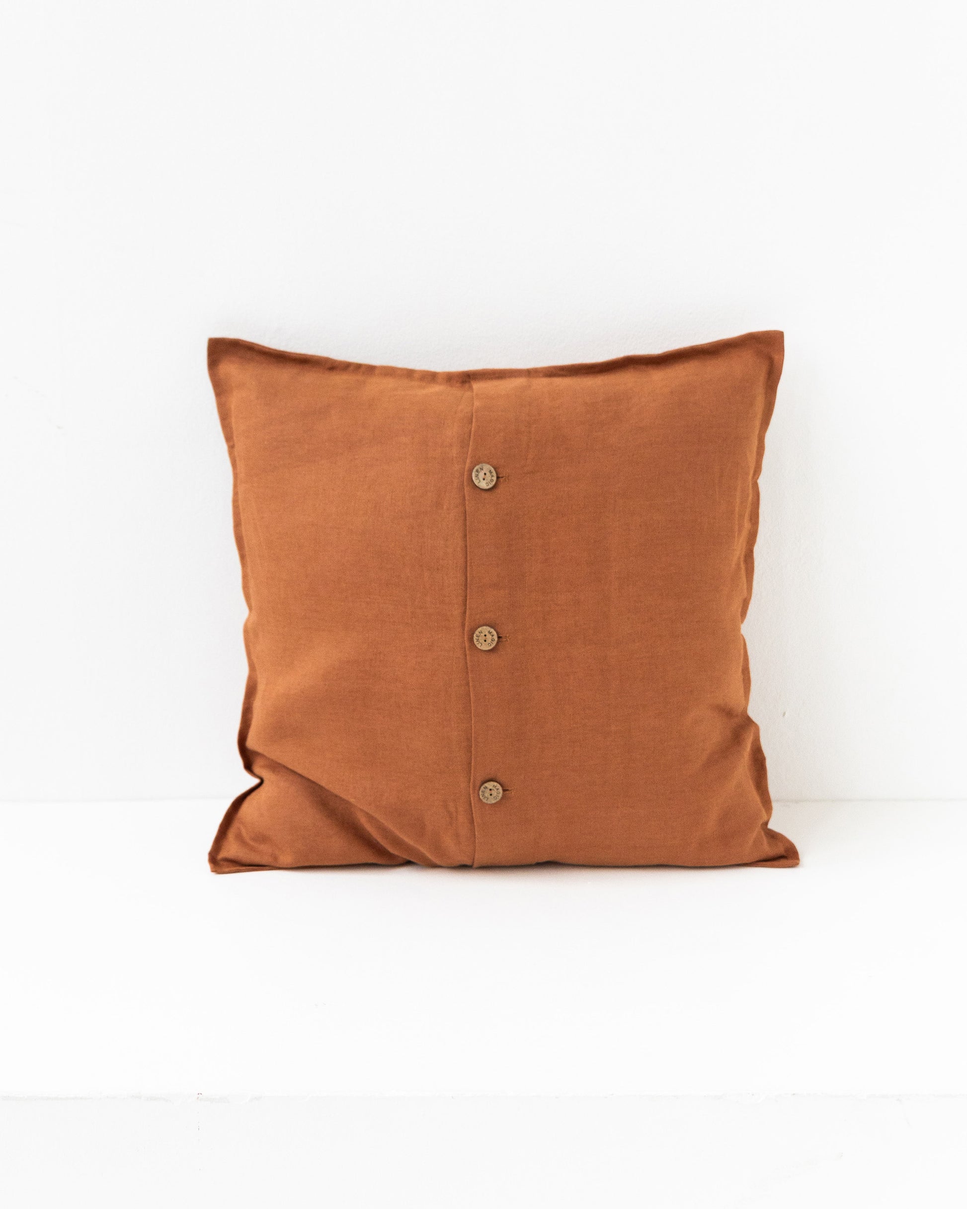 Deco pillow cover with buttons in Cinnamon | MagicLinen