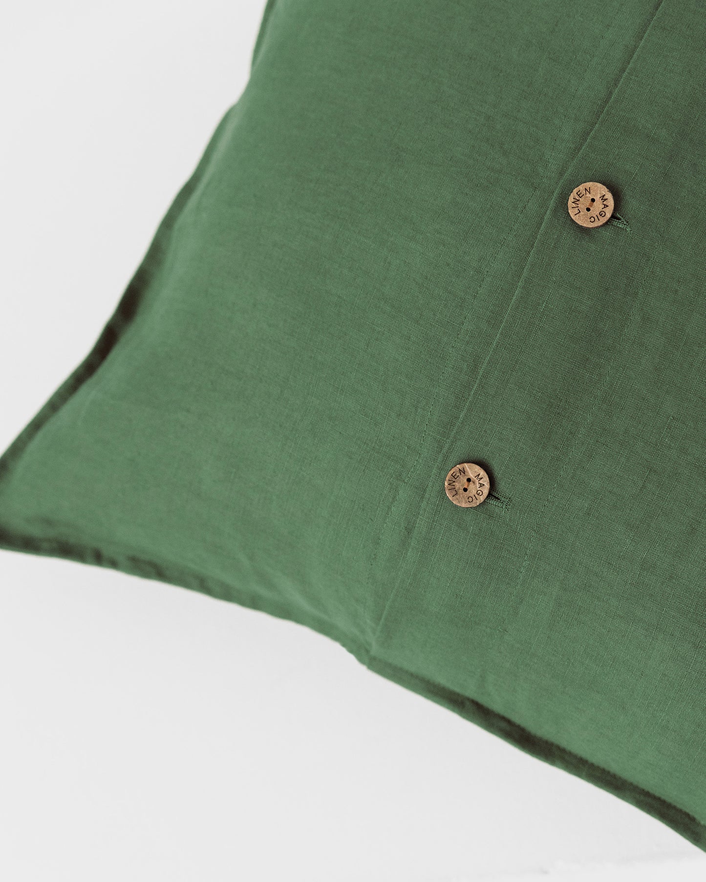 Deco pillow cover with buttons in Forest green | MagicLinen