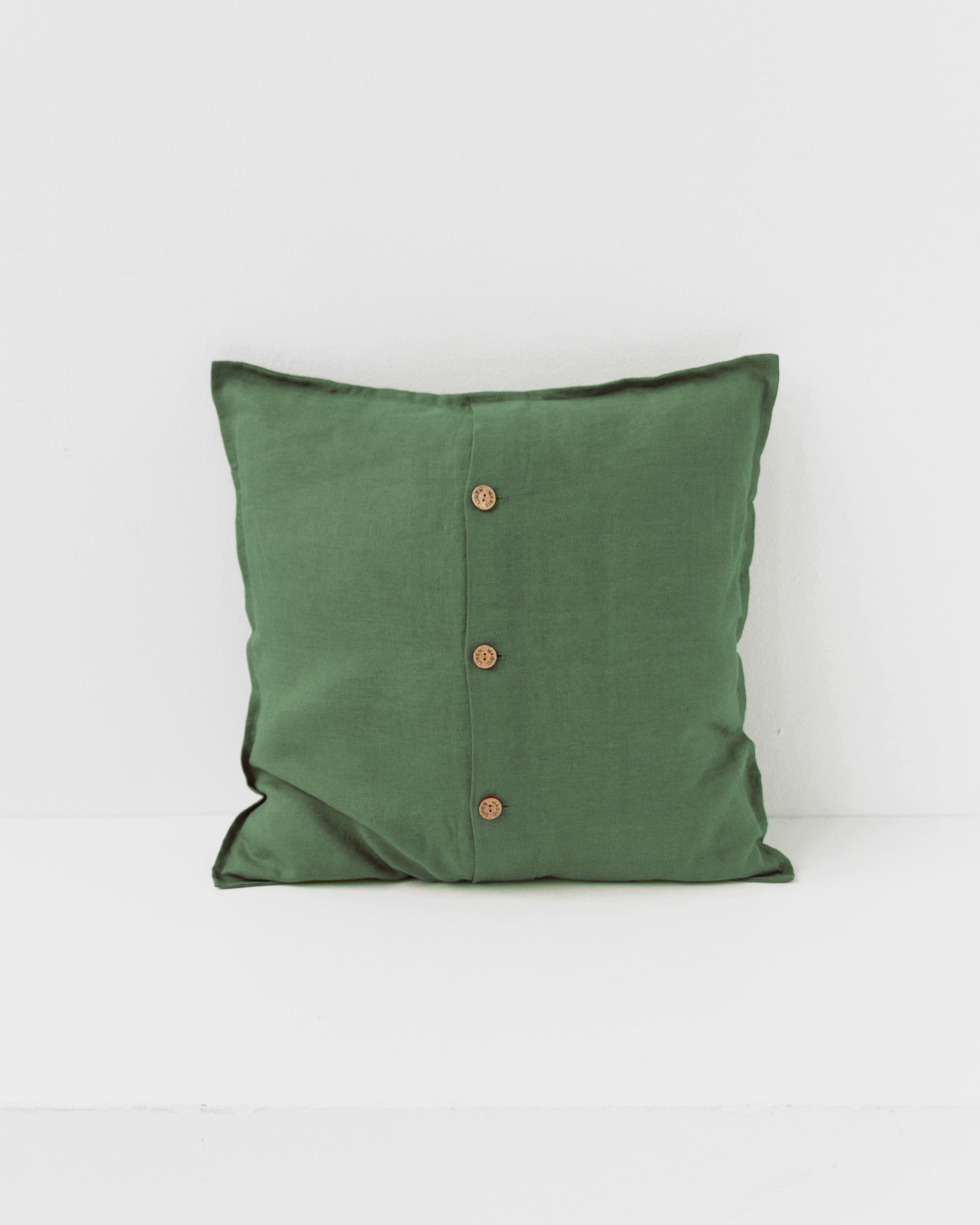 Deco pillow cover with buttons in Forest green | MagicLinen