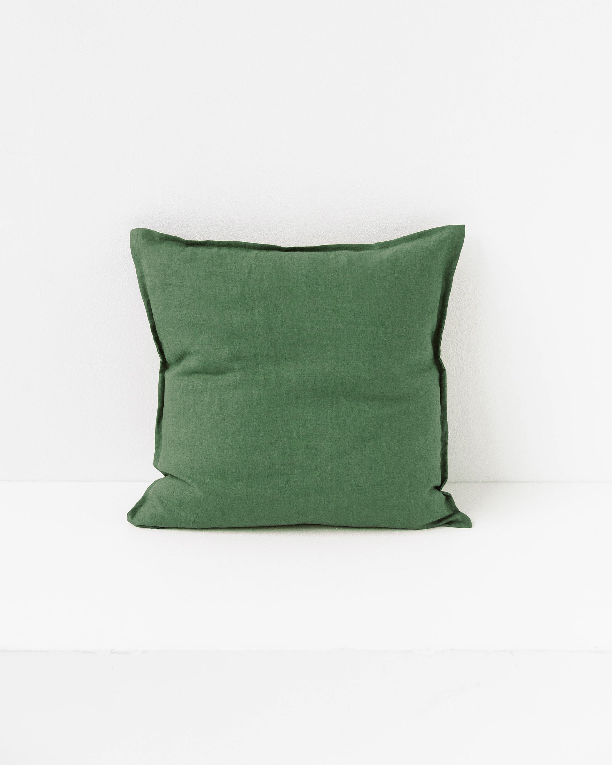 Deco pillow cover with buttons in Forest green | MagicLinen