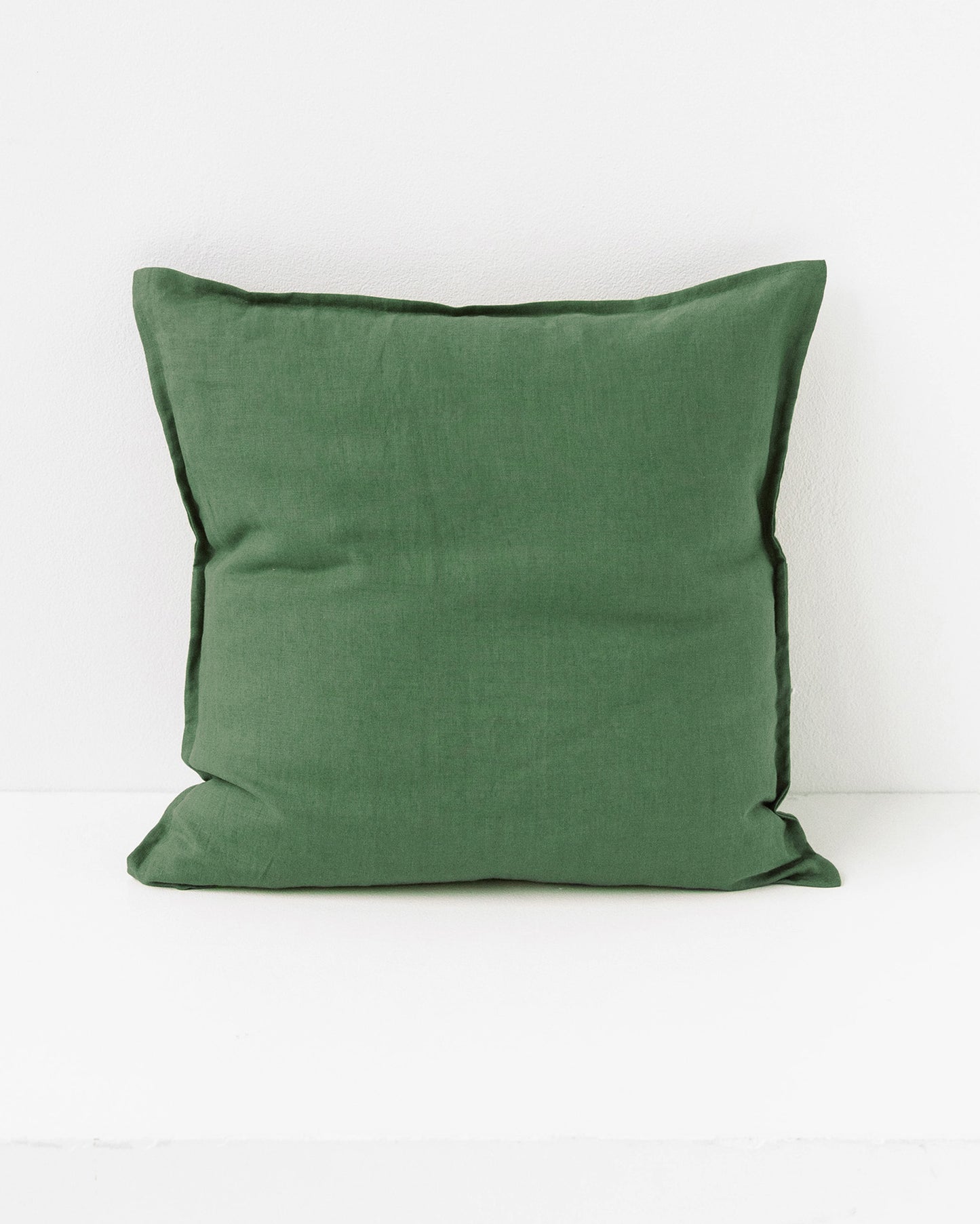 Deco pillow cover with buttons in Forest green | MagicLinen