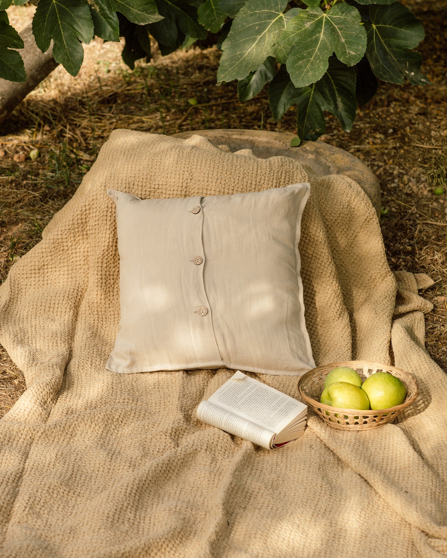 Deco pillow cover with buttons in Natural linen - MagicLinen