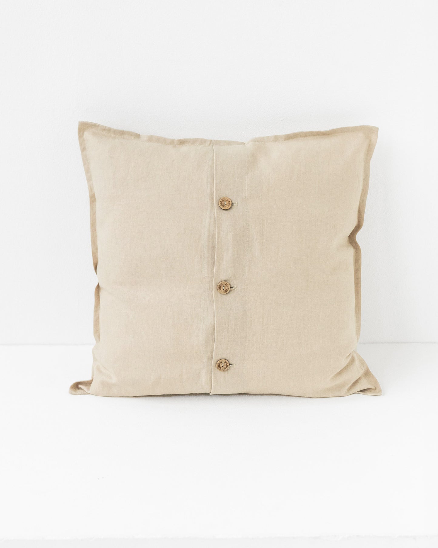 Deco pillow cover with buttons in Natural linen | MagicLinen