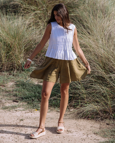 Flowy Linen Shorts RHINE in Khaki green | MagicLinen modelBoxOn2