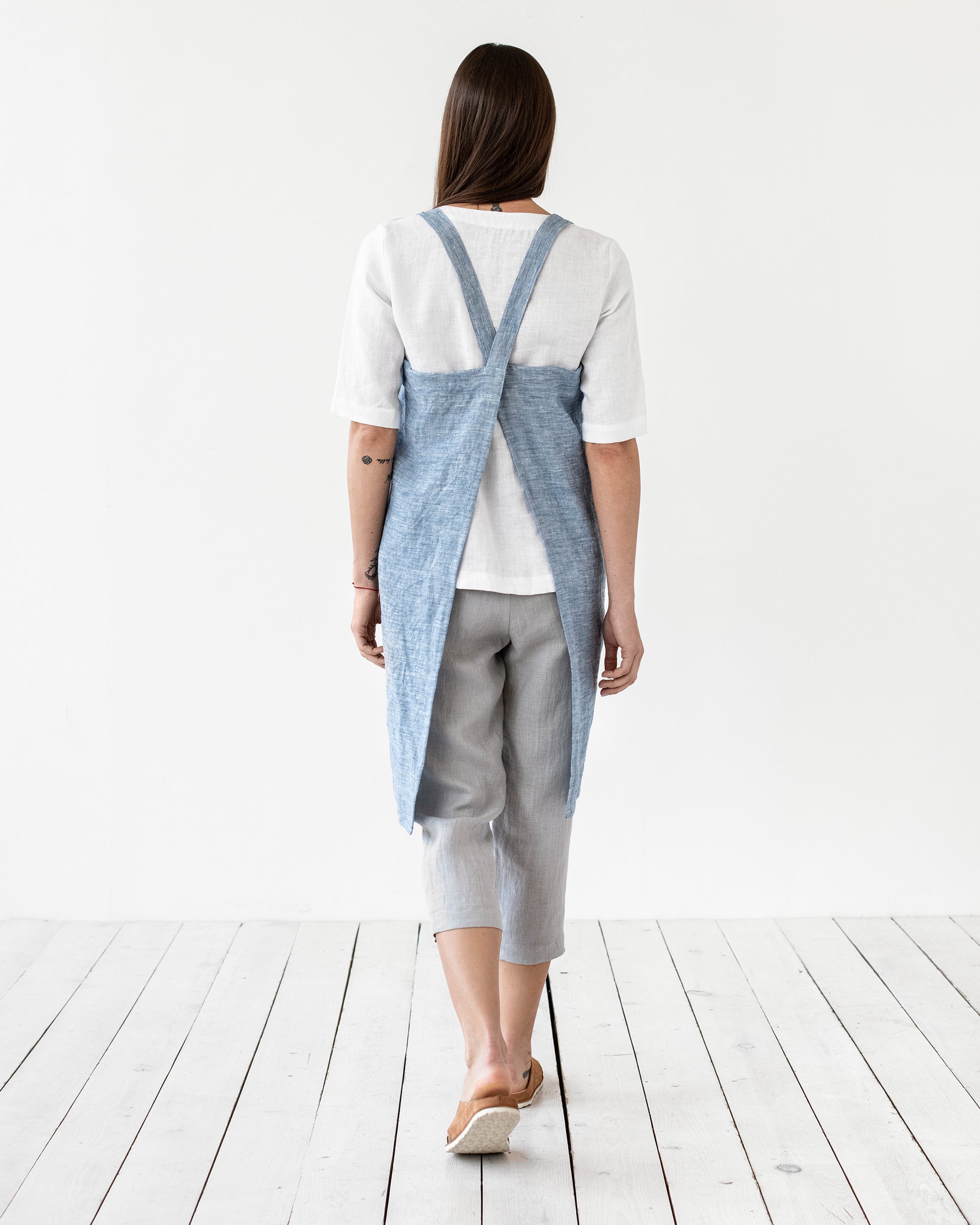 Japanese cross-back linen apron in Blue melange - MagicLinen