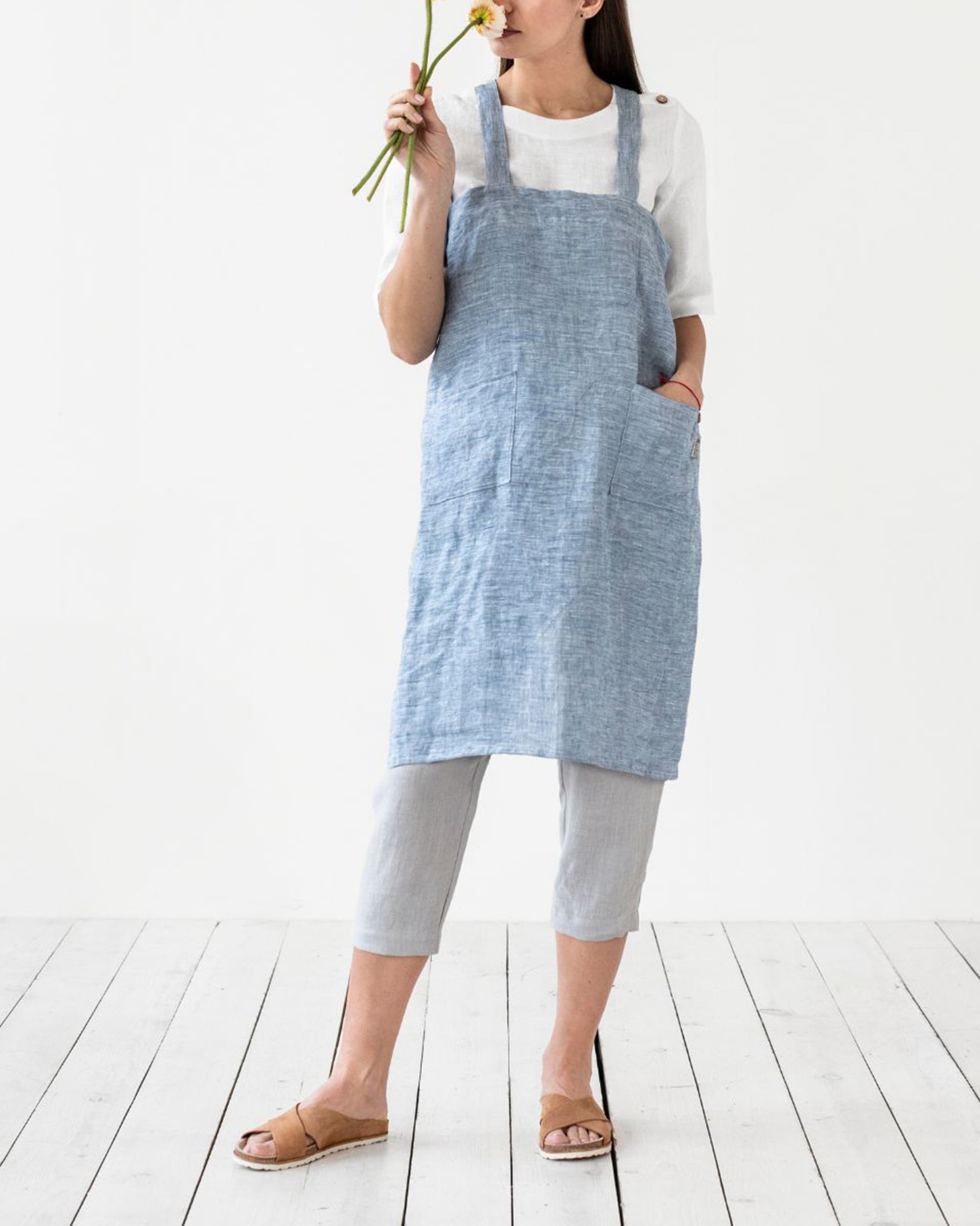 Japanese cross-back linen apron in Blue melange | MagicLinen