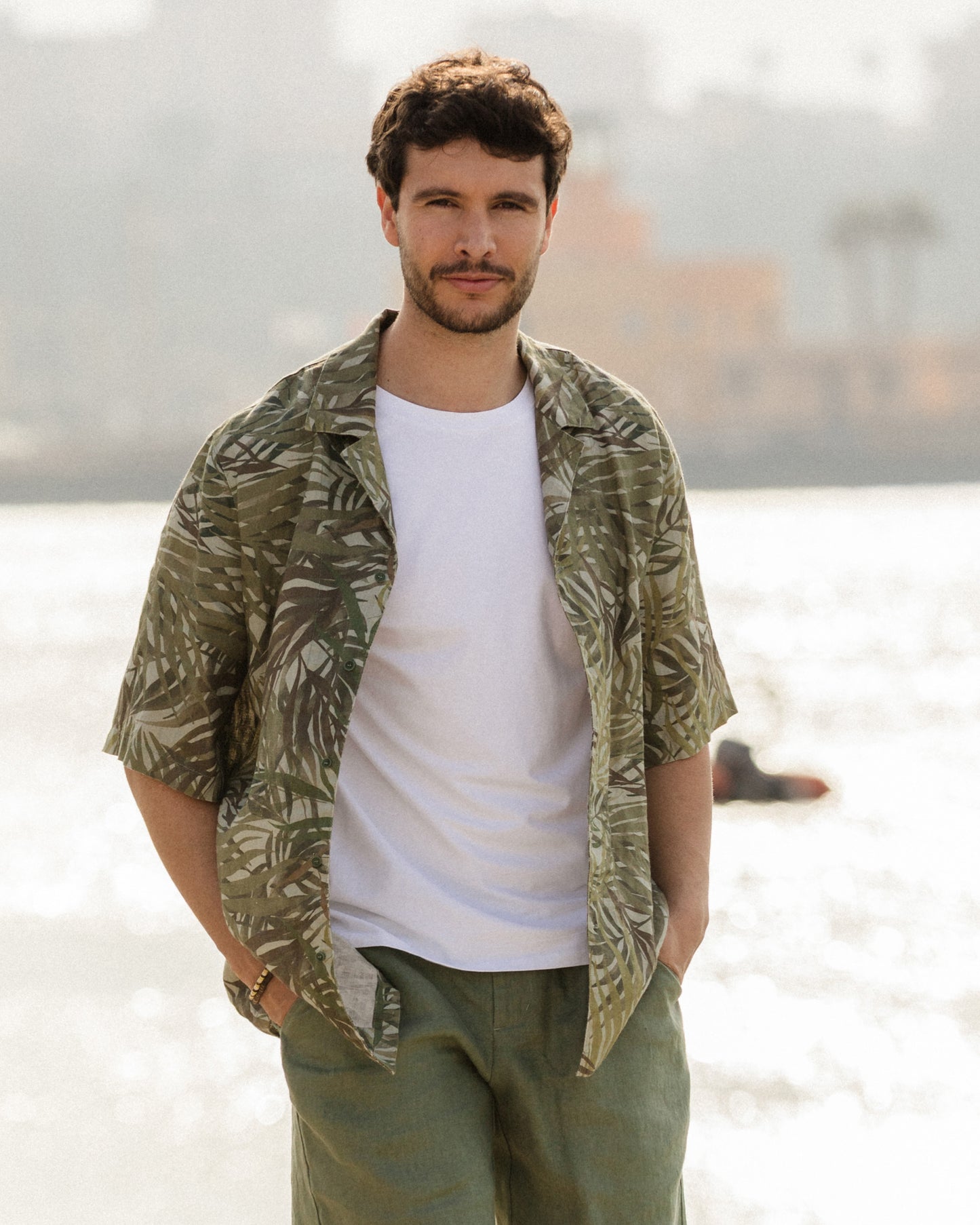 MagicLinen Tropical palms print Men’s Short Sleeves Linen Shirt KEY WEST, 100% European flax linen modelBoxOn2