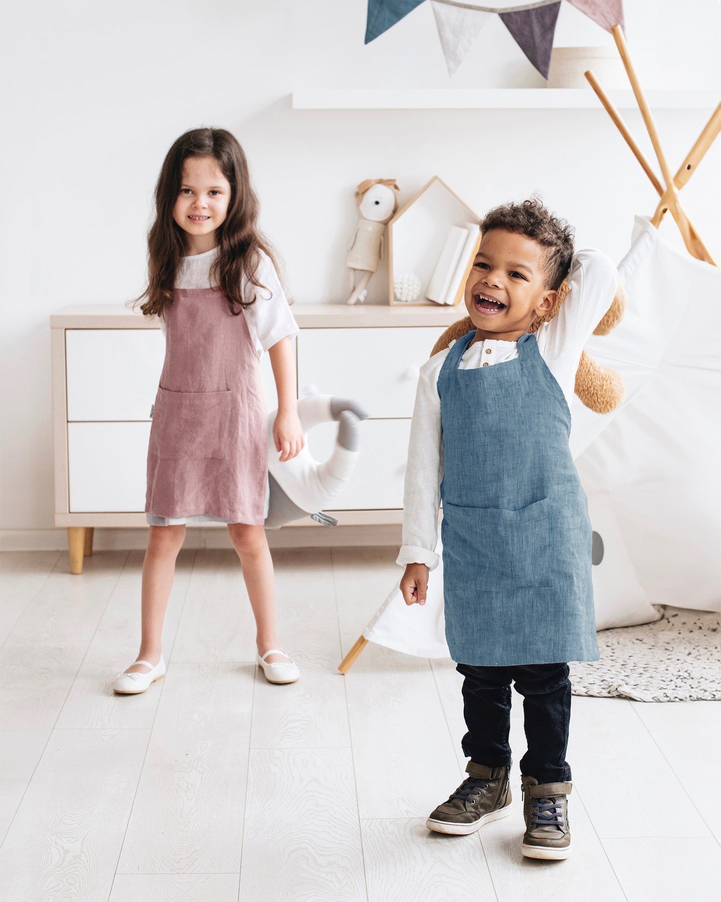 Linen apron for kids in Woodrose