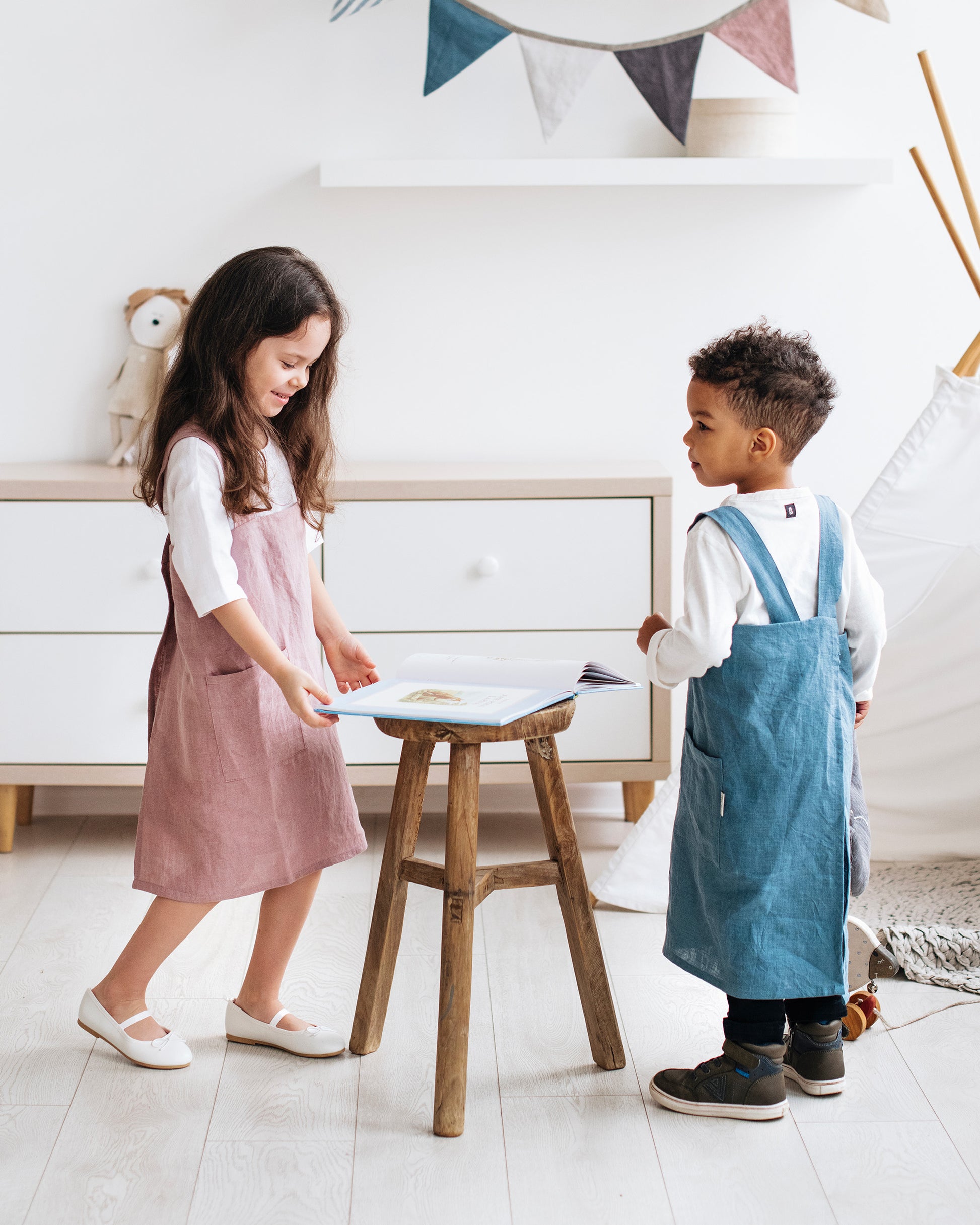 Linen apron for kids in Gray blue - MagicLinen