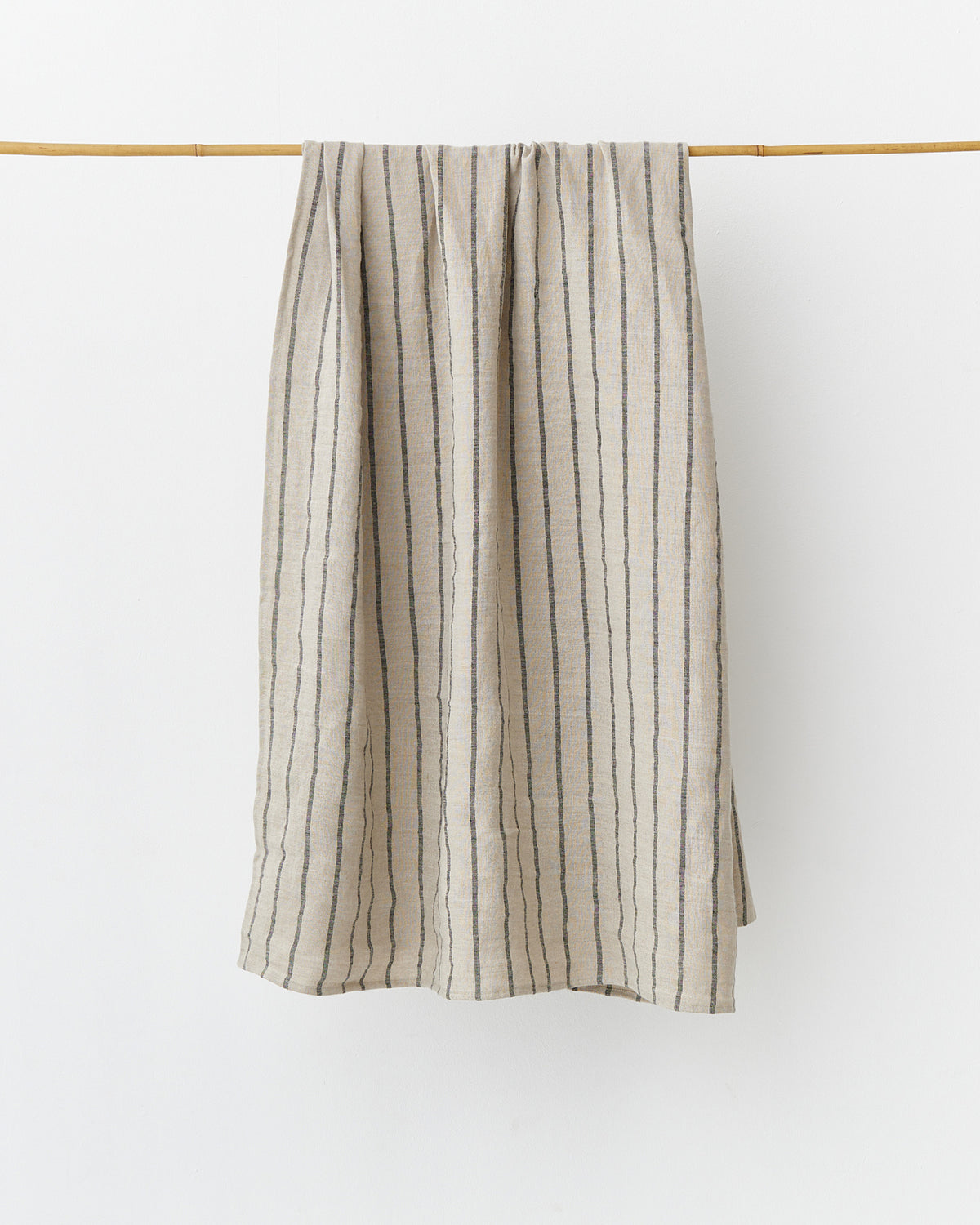 Subtle lines Linen bath towel