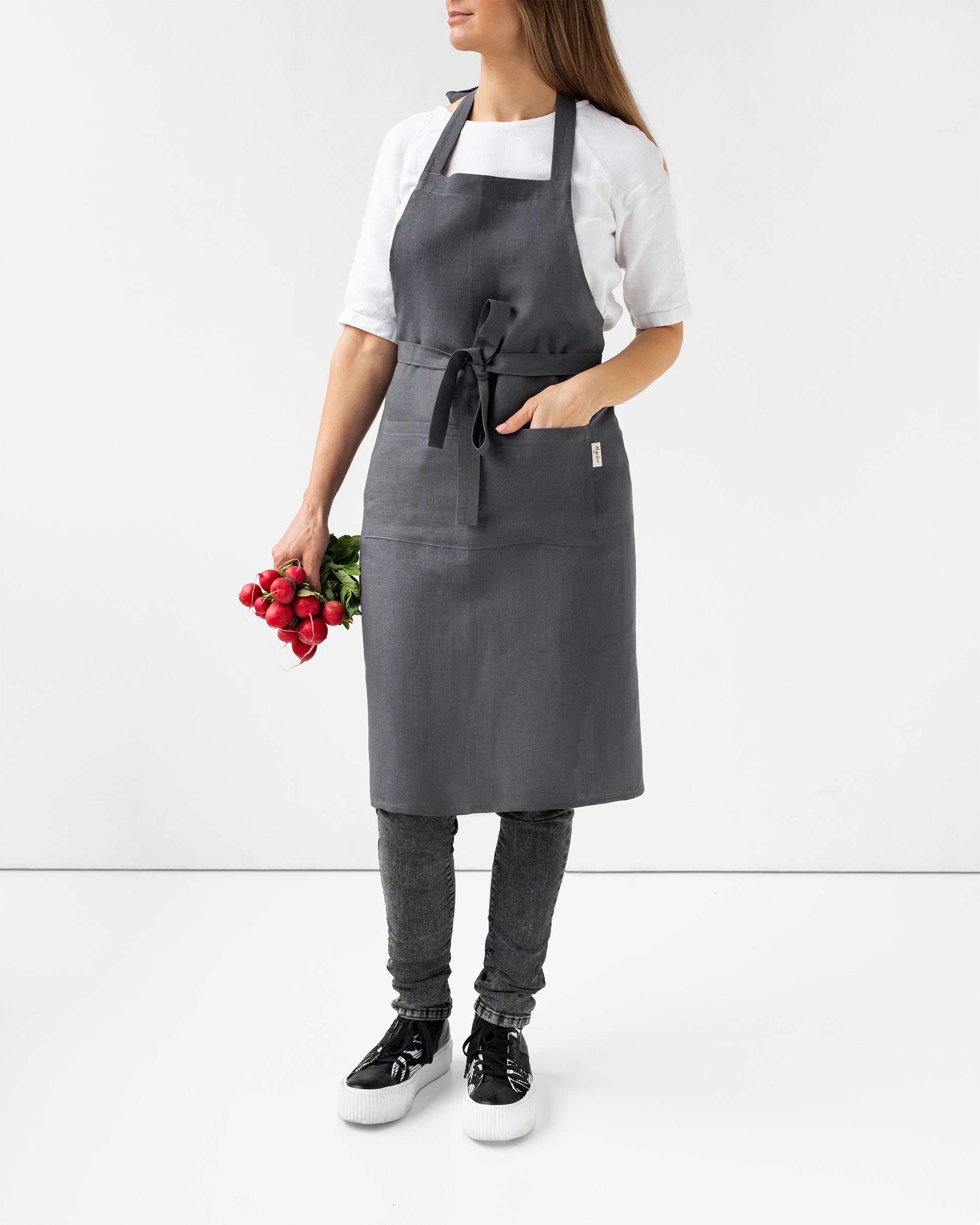 Linen bib apron in Charcoal gray | MagicLinen