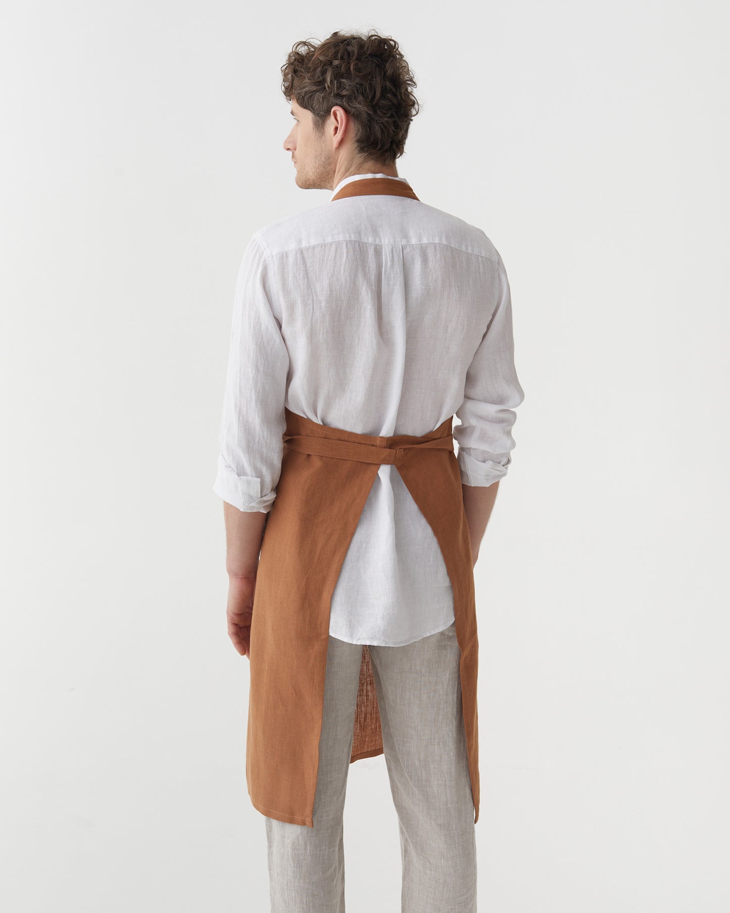 Men's linen bib apron in Cinnamon | MagicLinen