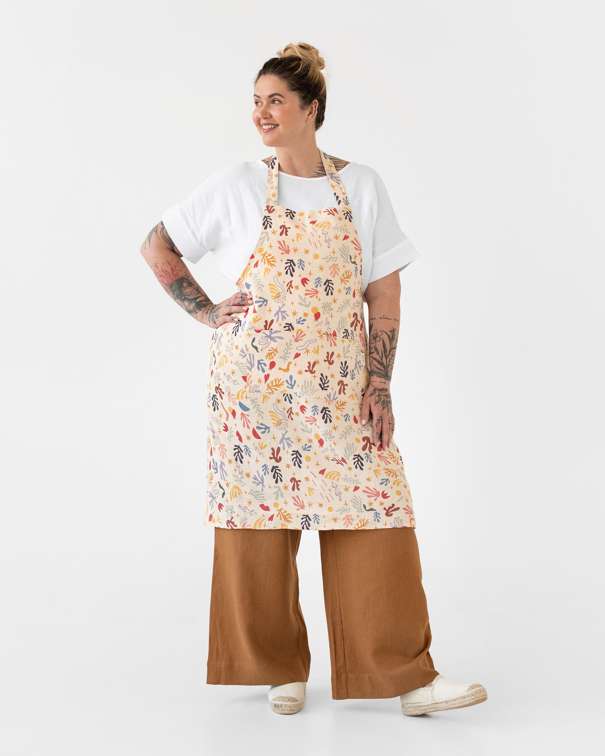 Linen bib apron in Abstract Print - MagicLinen