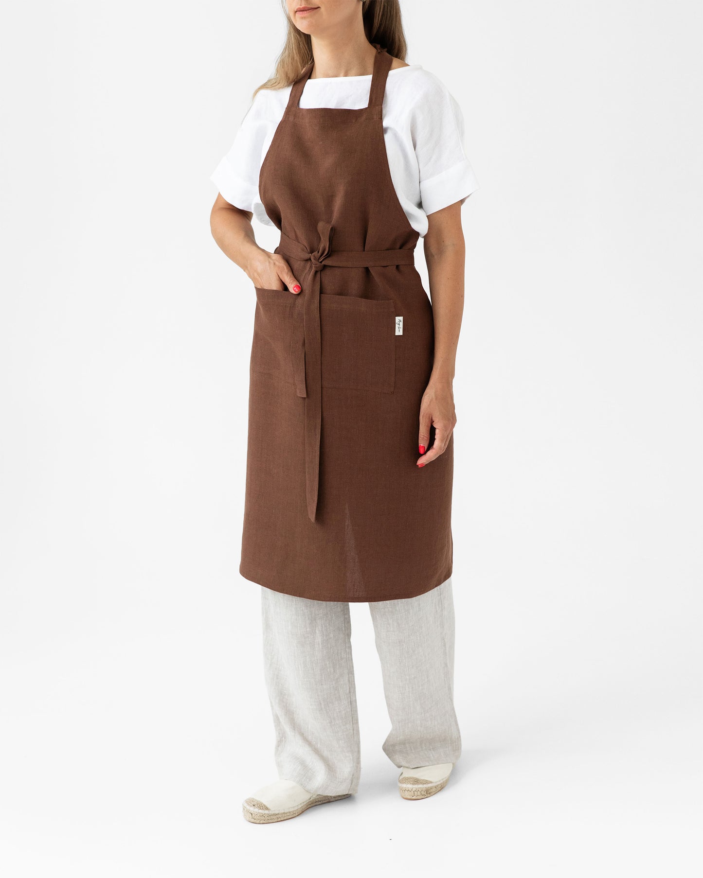 Linen bib apron in Chocolate brown | MagicLinen