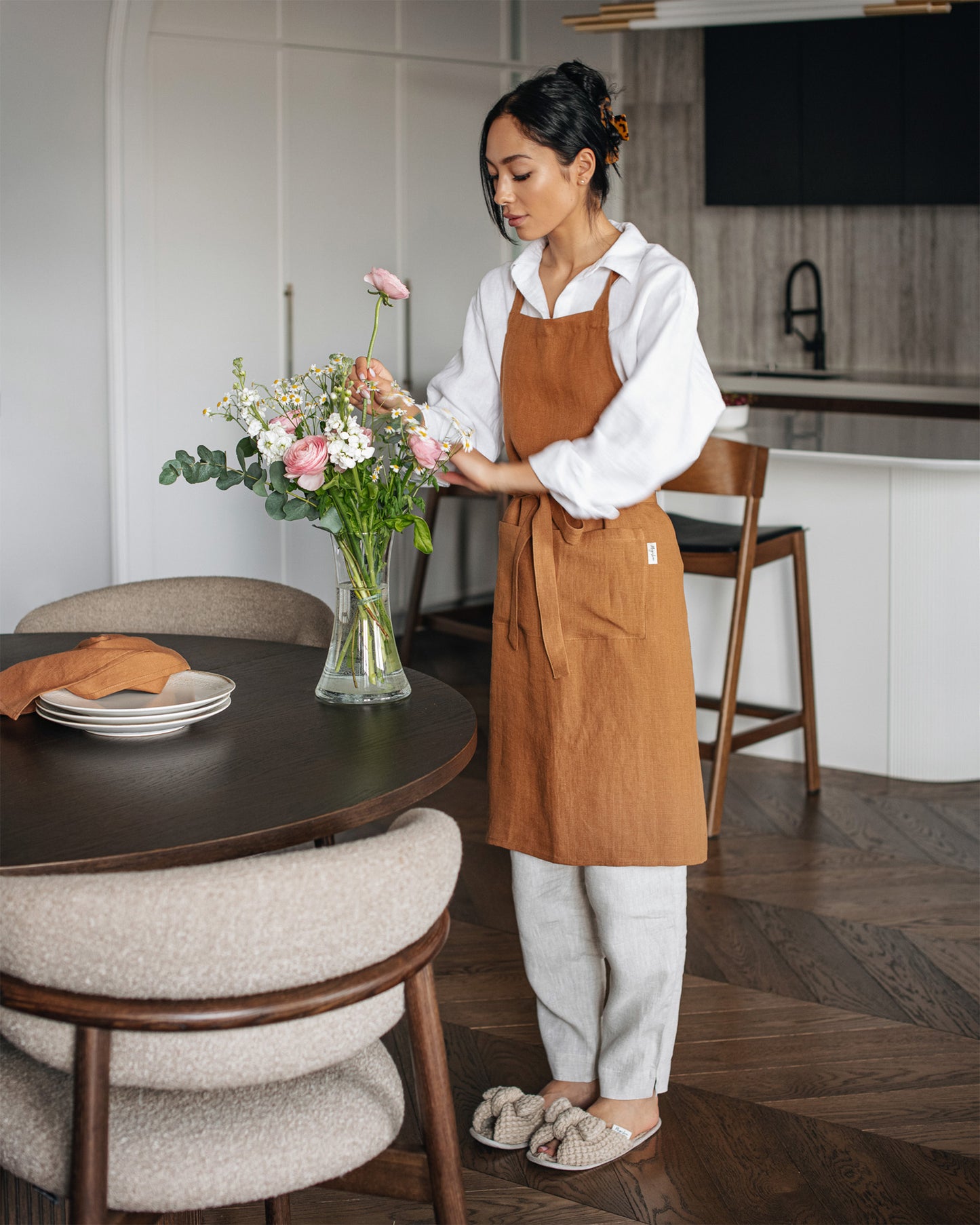 Linen bib apron in Cinnamon | MagicLinen