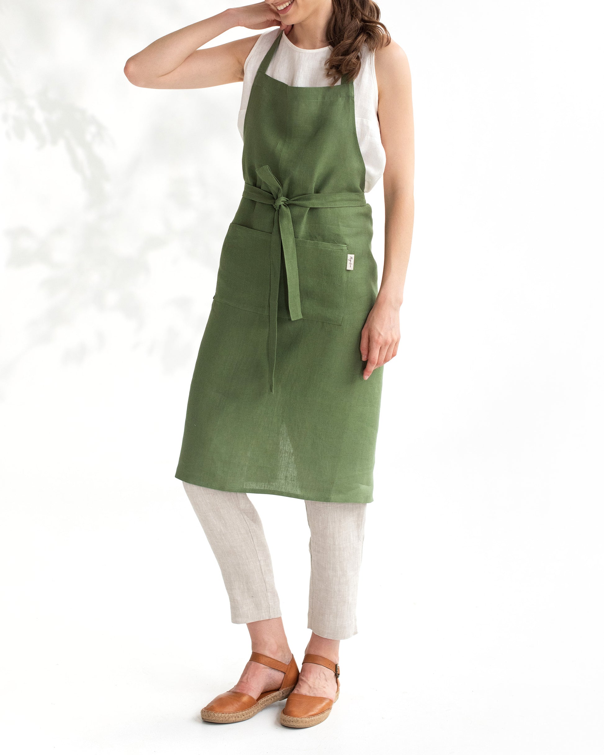 Linen bib apron in Forest green - MagicLinen