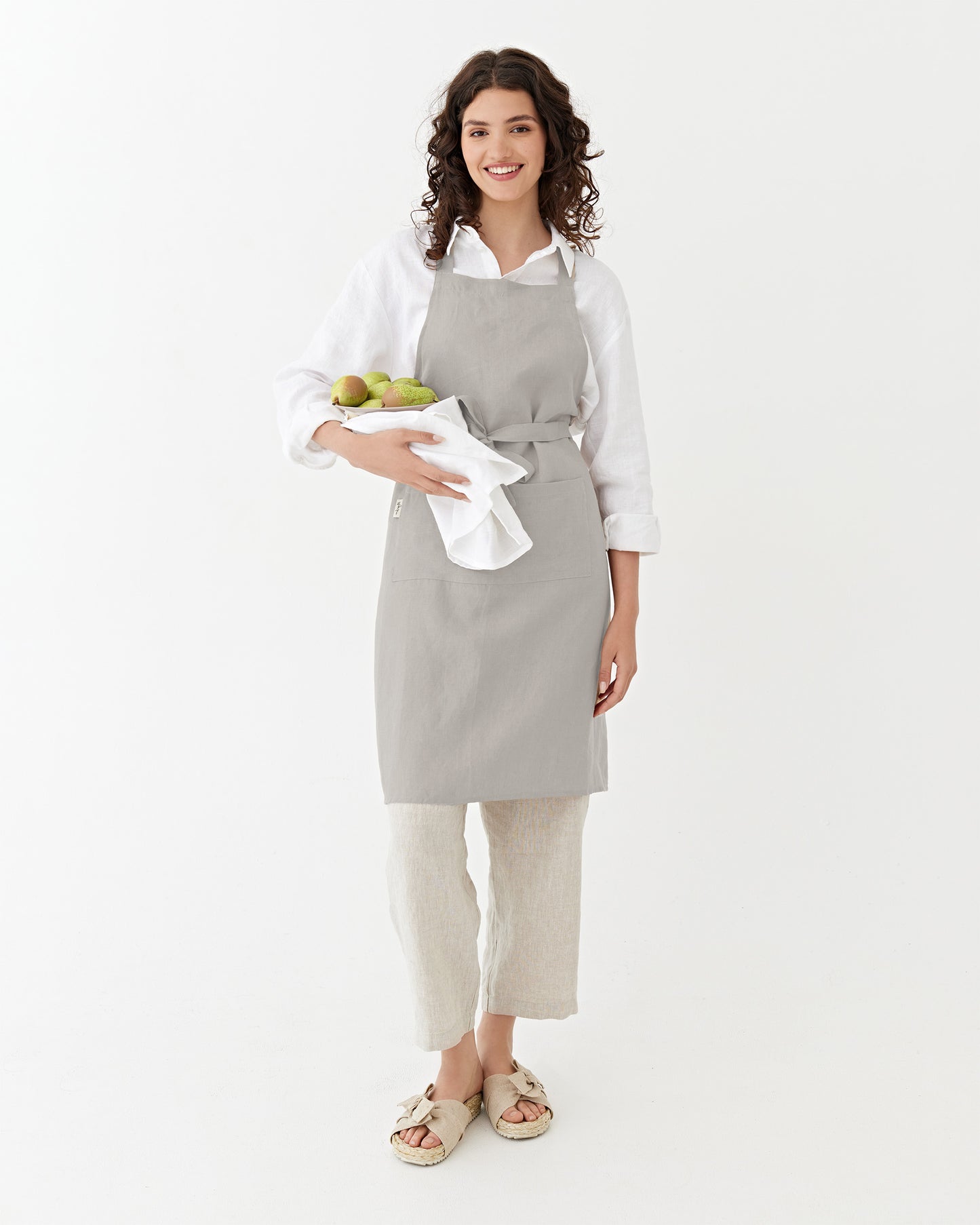 Linen bib apron in Light gray