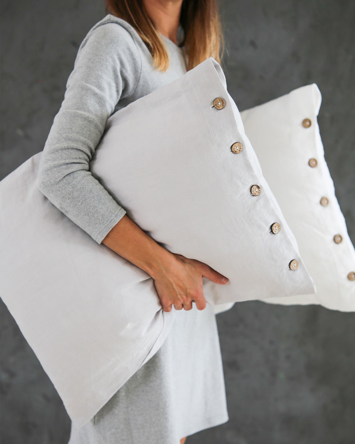 Linen pillowcase with buttons in Light gray