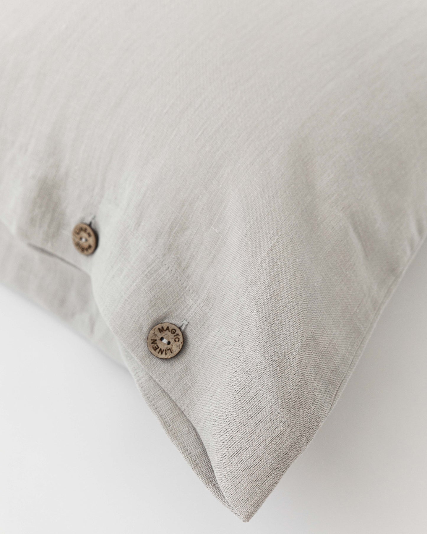 Linen pillowcase with buttons in Light gray