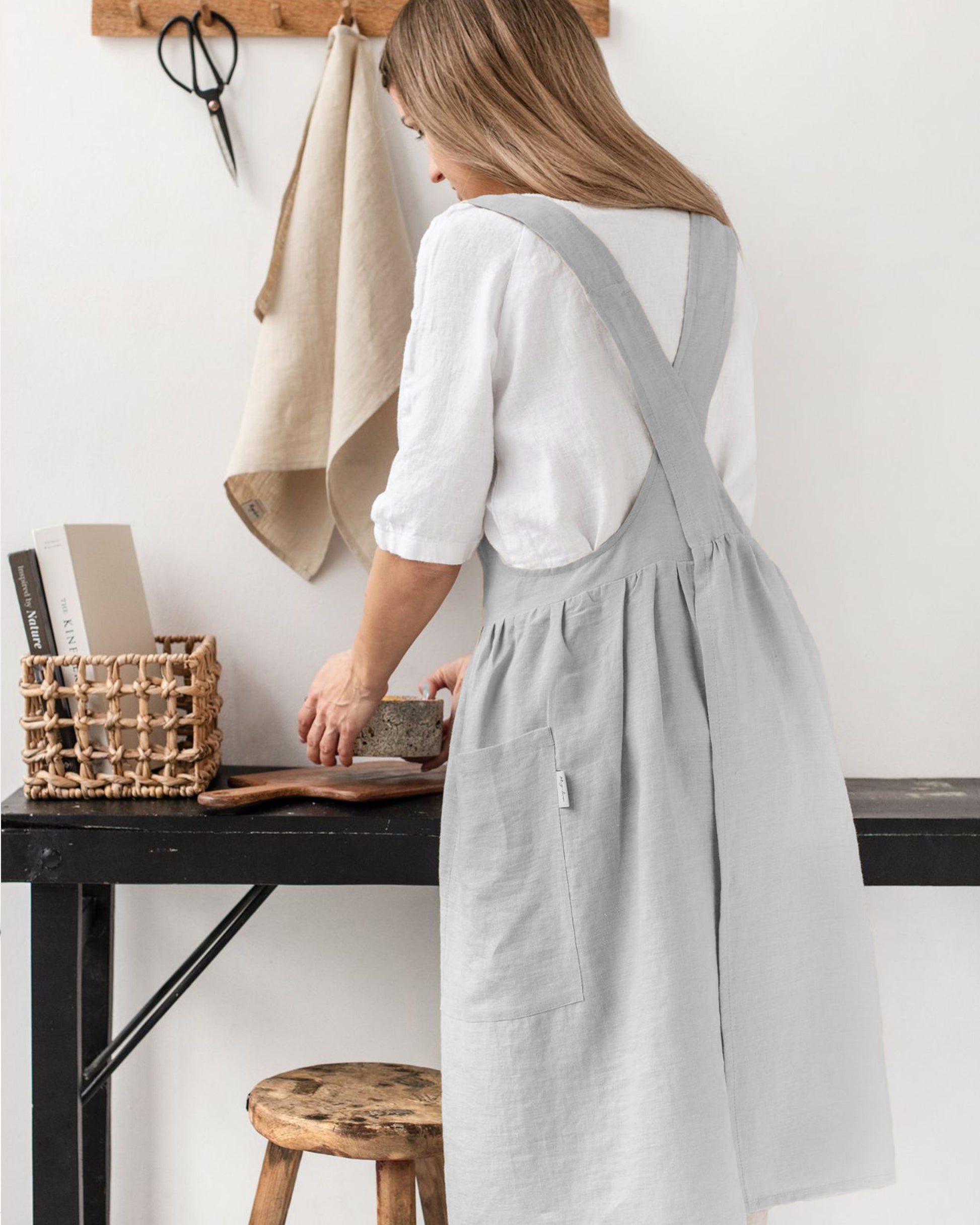 Pinafore apron in Light gray | MagicLinen