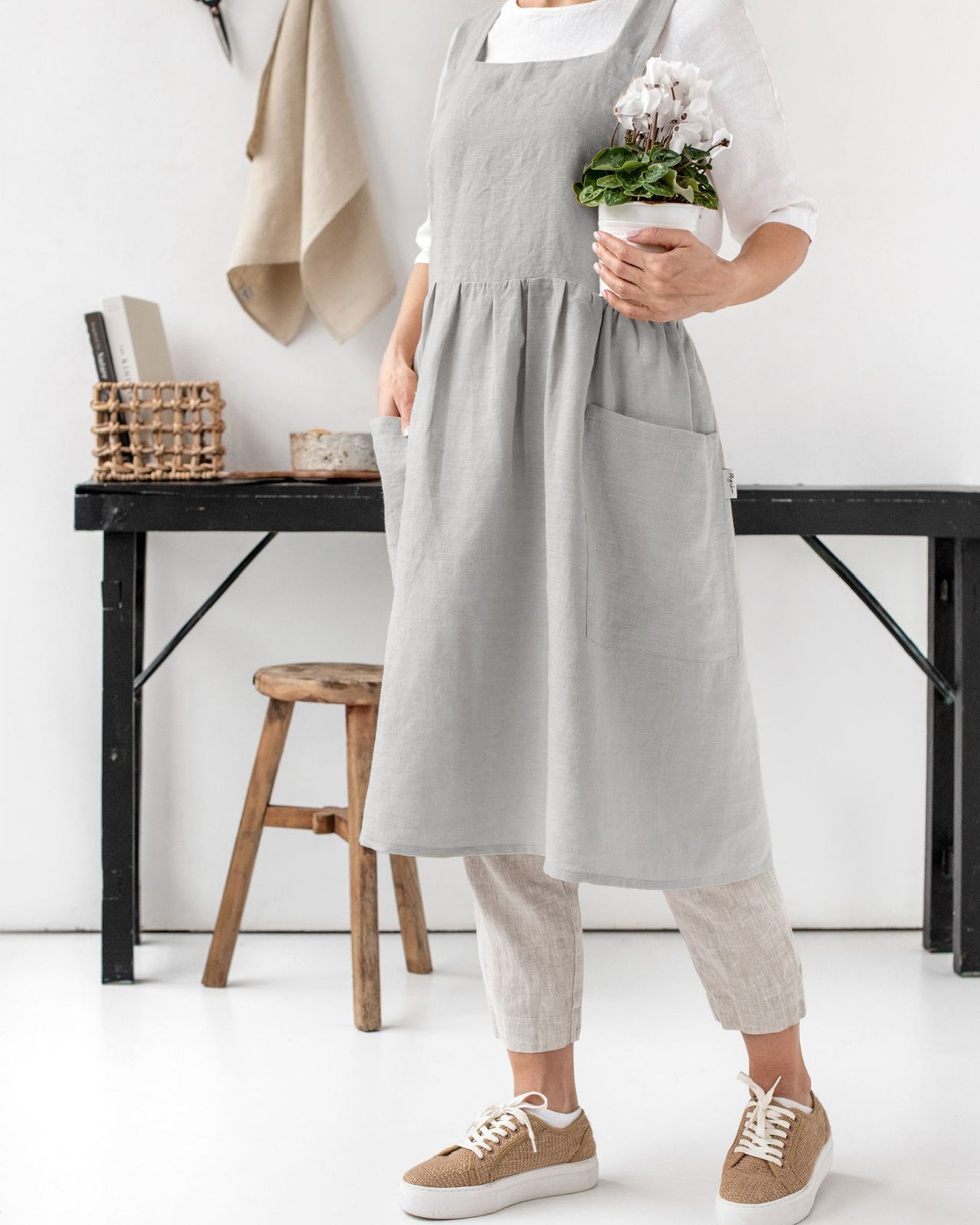 Pinafore apron in Light gray | MagicLinen