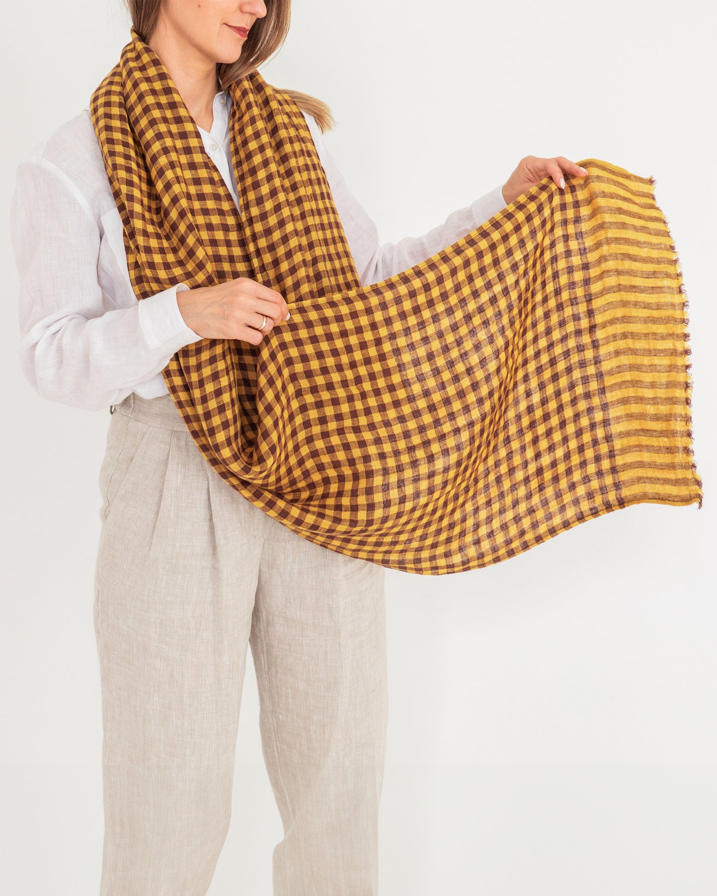 Linen scarf in Brown gingham | MagicLinen