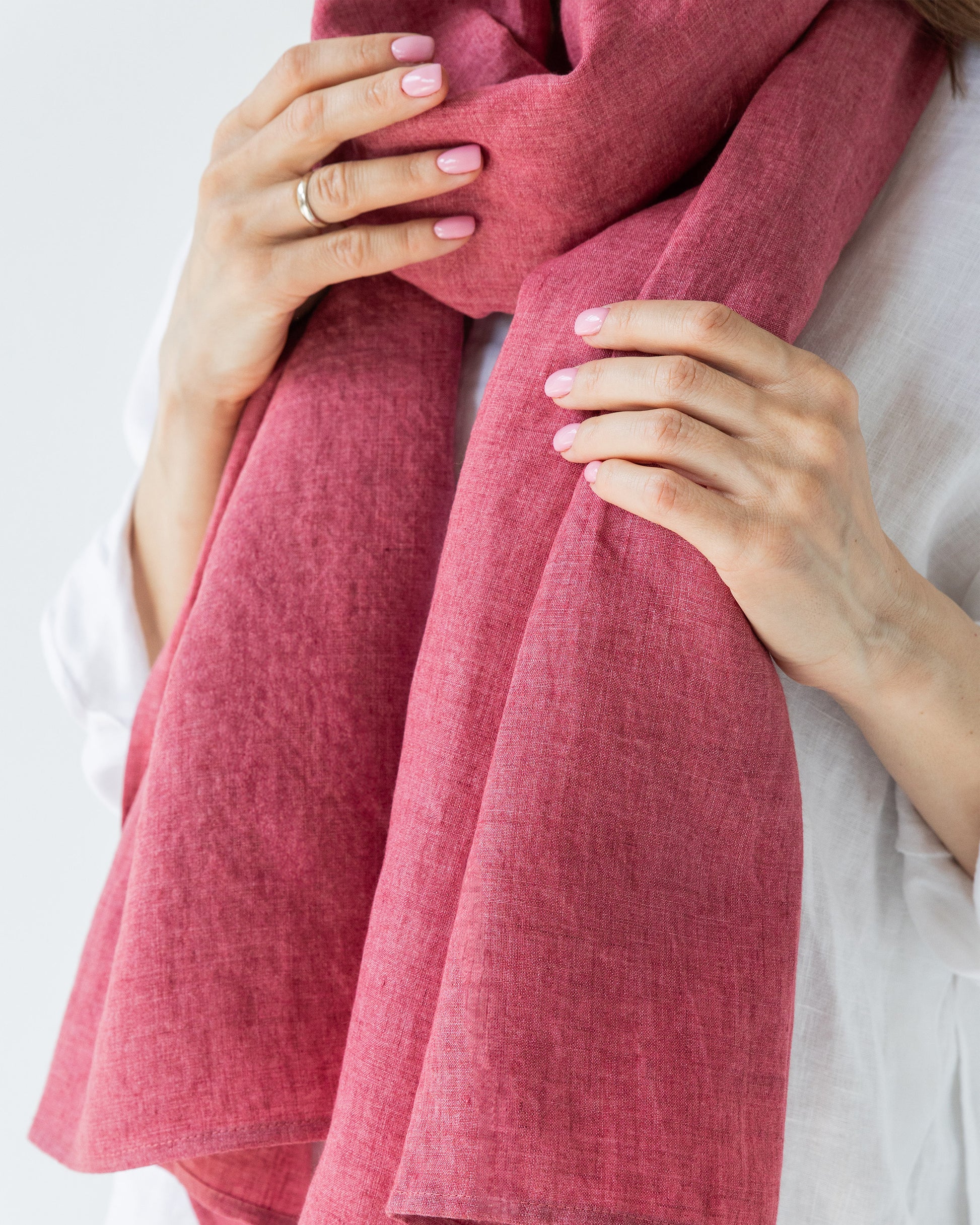 Linen scarf in Cranberry delave | MagicLinen