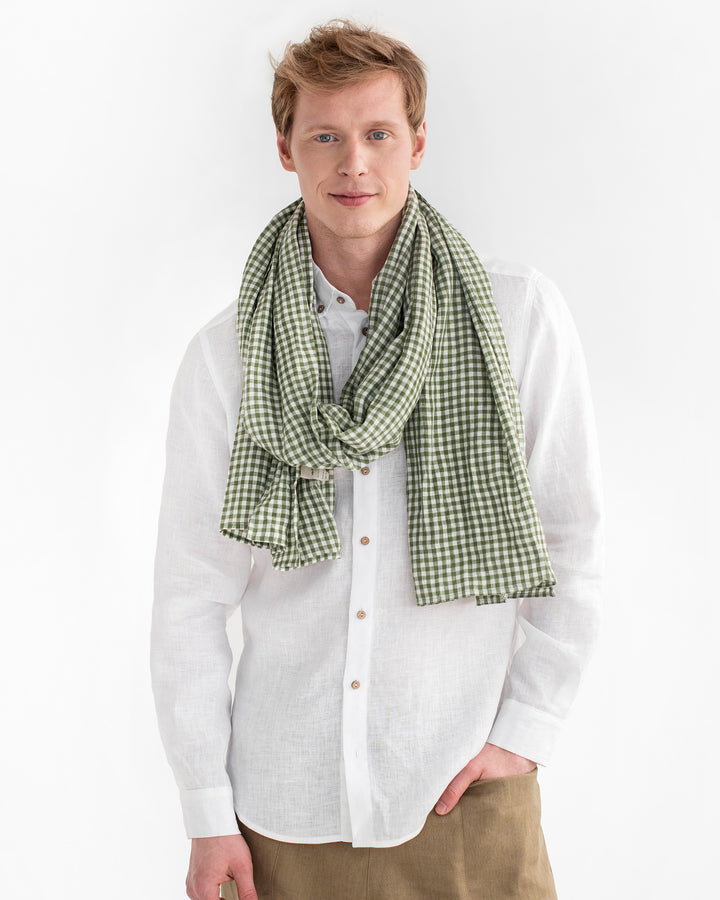 Men's linen scarf in Forest green gingham - MagicLinen