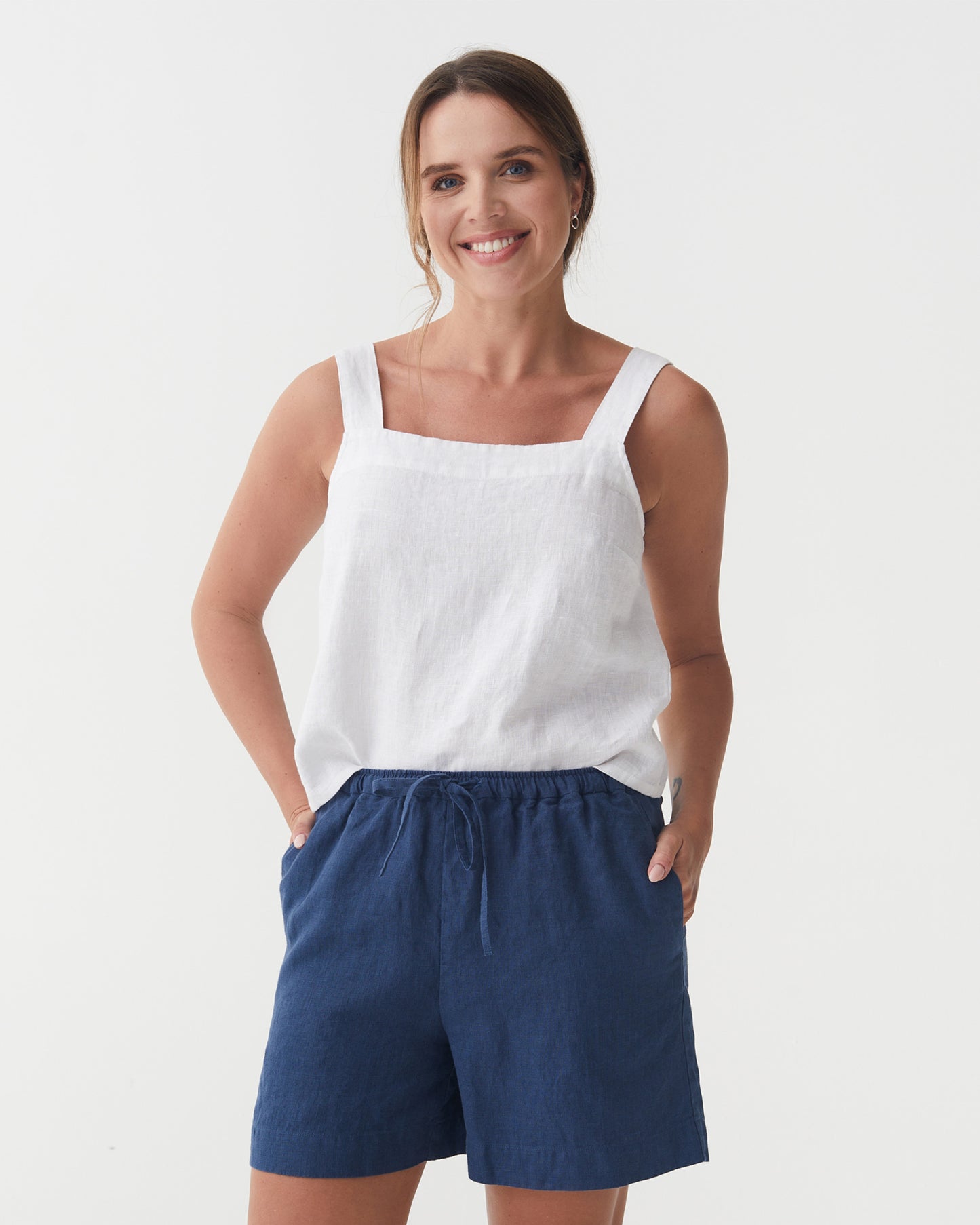 Linen Shorts ERIE in Deep navy blue | MagicLinen modelBoxOn