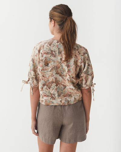 Linen Shorts ERIE in Deep taupe | MagicLinen modelBoxOn