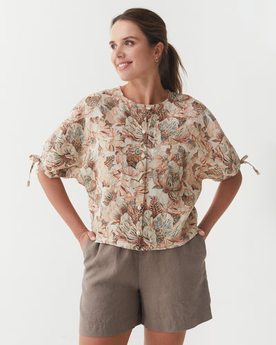 Linen Shorts ERIE in Deep taupe | MagicLinen modelBoxOn