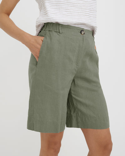 MagicLinen Mist Green Linen Shorts MAINE, 100% European flax linen 160 gsm   modelBoxOn2